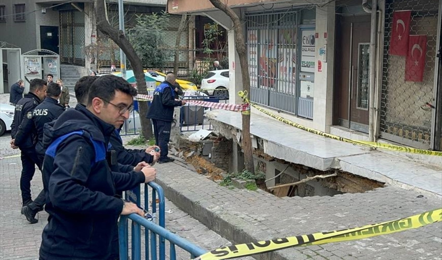 Sfiorata la tragedia: il marciapiede crolla, madre e figlio cadono nella voragine