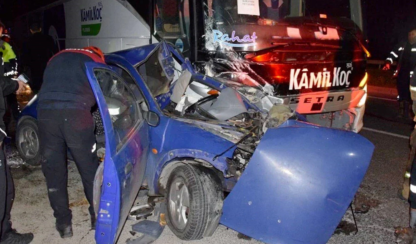 İzmir'de feci kaza! Yolcu otobüsü ile otomobil çarpıştı: Ölü ve yaralılar var...
