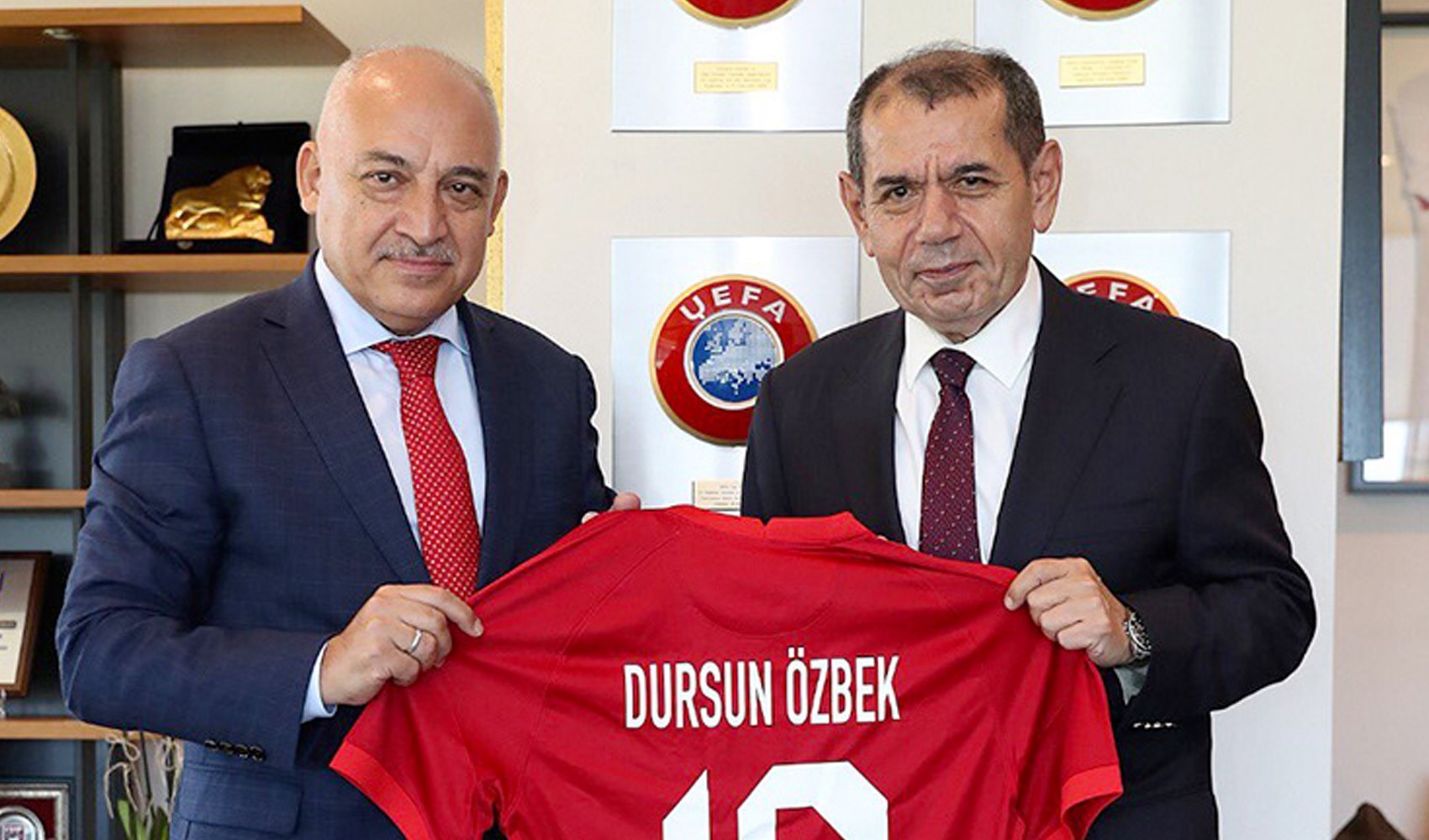 Galatasaray yönetimi, istifaya davet ettiği Mehmet Büyükekşi'nin kulüpten ihracını reddetti