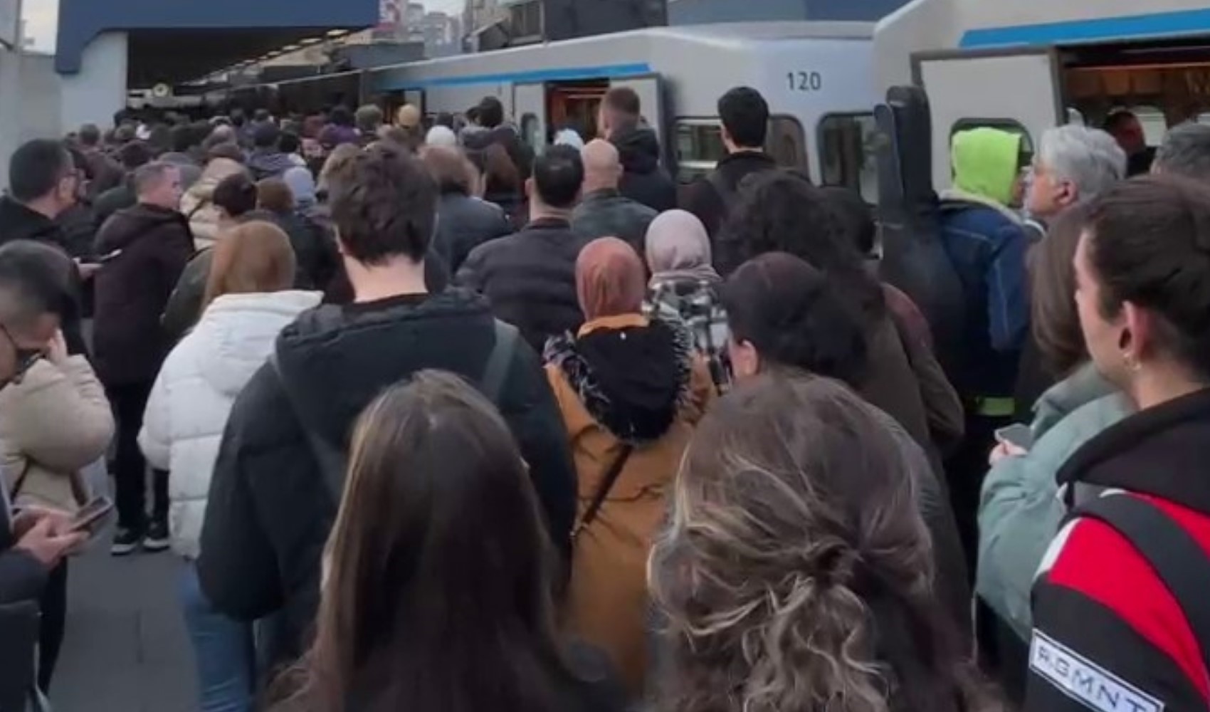 İstanbul’da metro bozuldu, yurttaşlar yolda kaldı