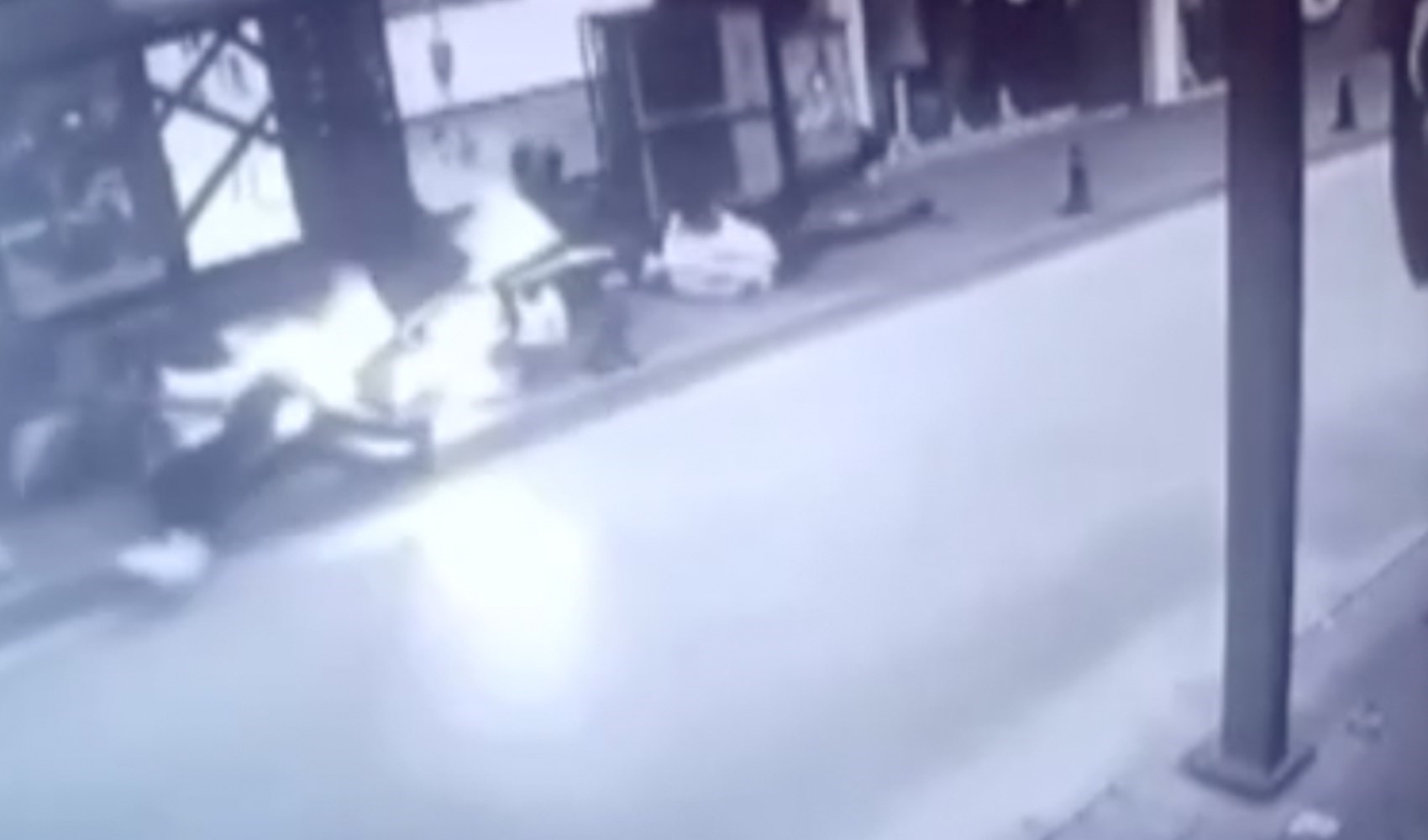 İzmir’de motosiklet kaldırımda yürüyenlerin arasına daldı! Feci kaza kamerada