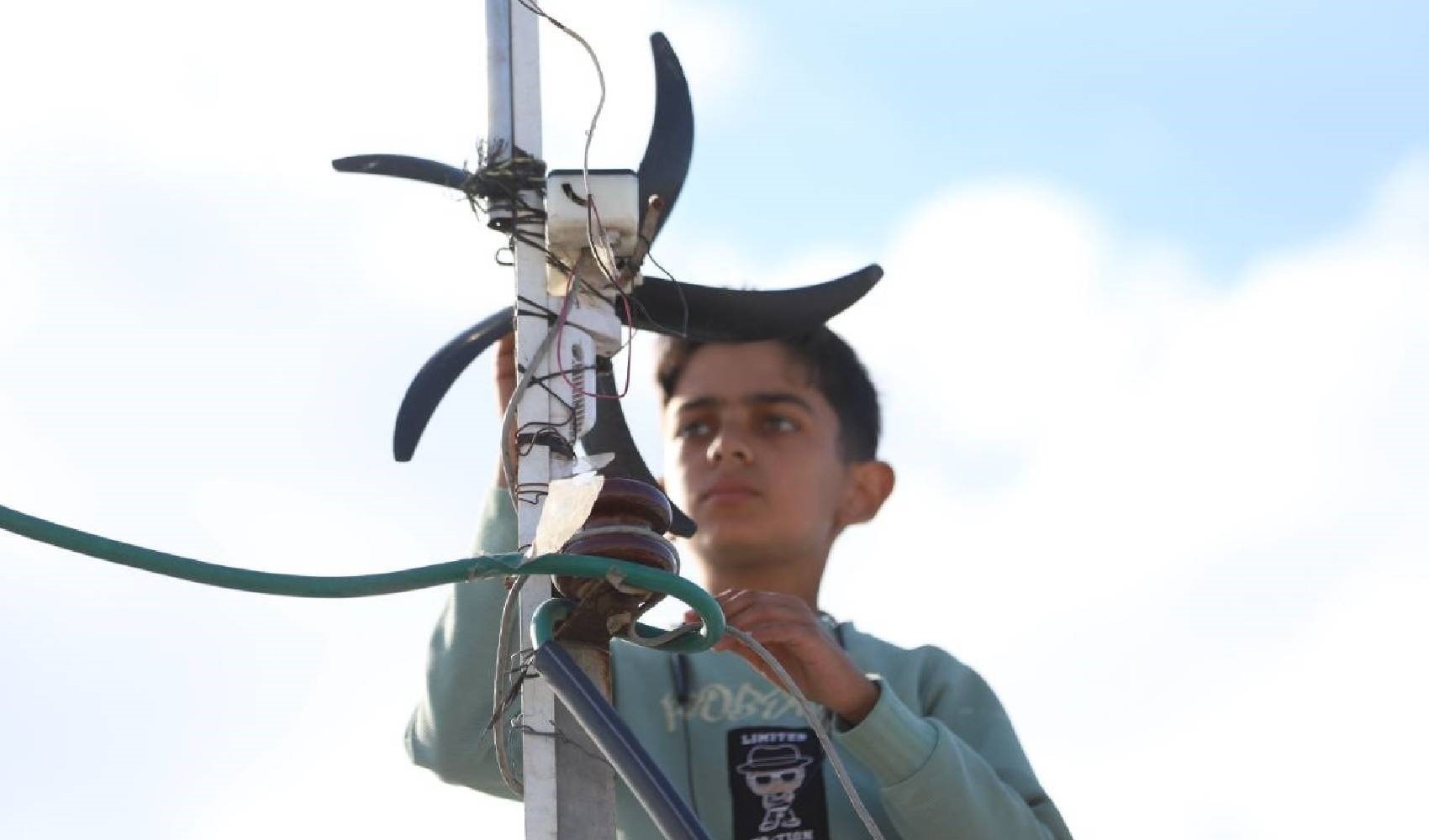 Gazzeli çocuk yaşadıkları çadırı aydınlatmak için elektrik üretti