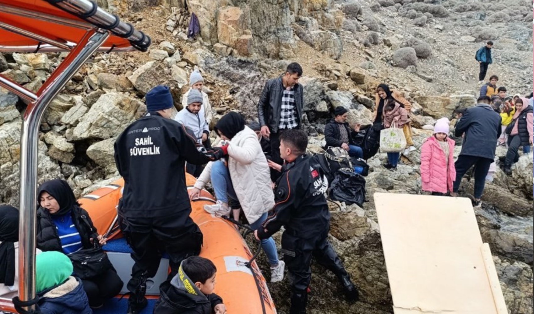 Ayvalık açıklarında mahsur kalan 11’i çocuk 39 düzensiz göçmen kurtarıldı