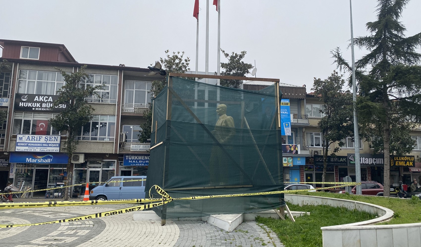 Sakarya'da Atatürk heykeline balyozla zarar veren zanlı tutuklandı