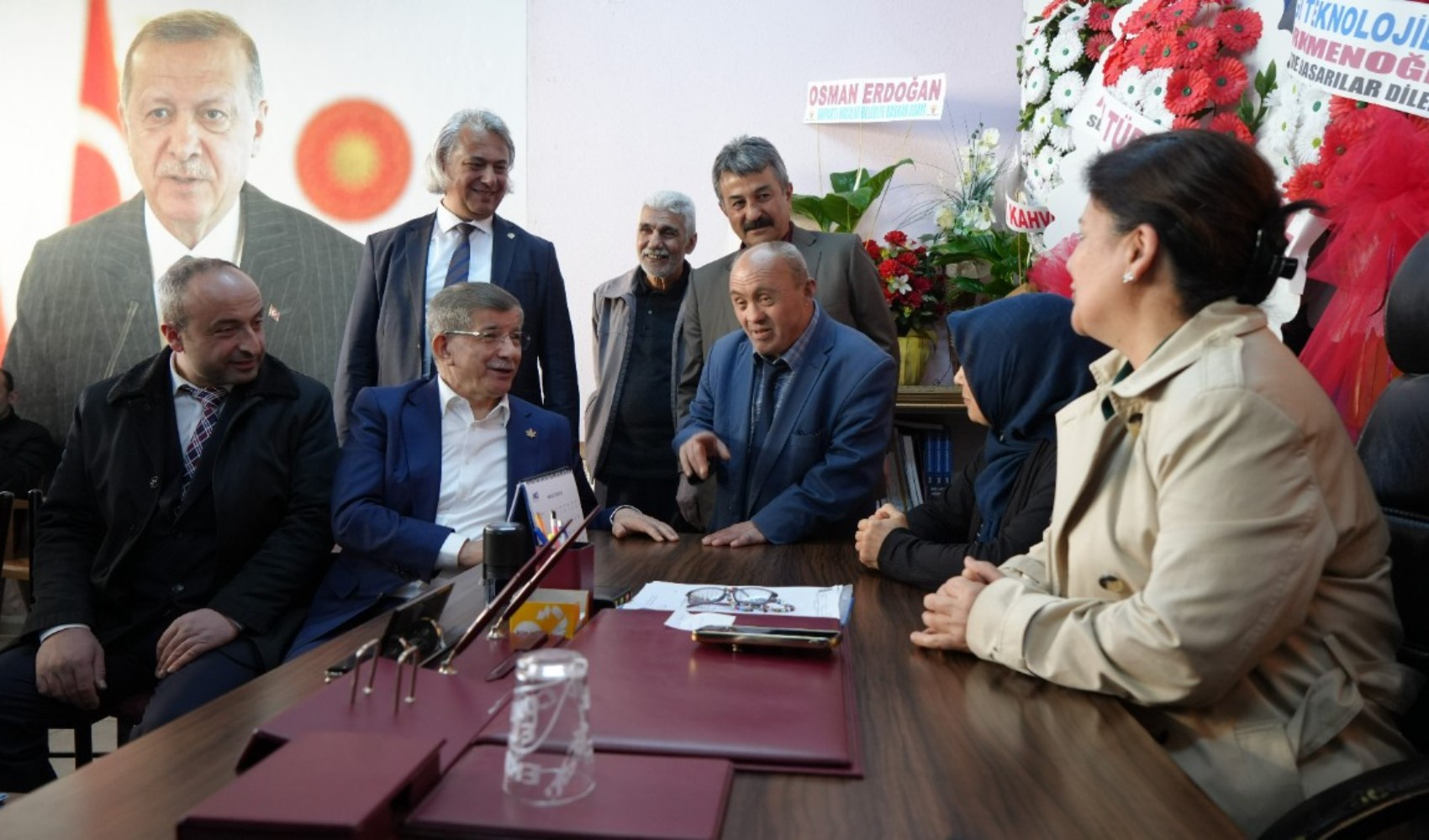 Ahmet Davutoğlu'ndan AKP'ye ziyaret