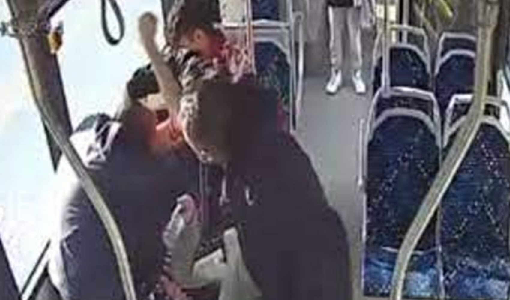 Otobüste yaşlı çifte saldıran genç de tutuklandı