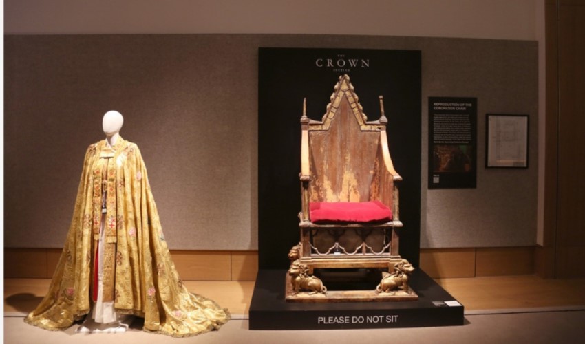 The Crown dizisinde kullanılan kıyafet ve aksesuarlar açık artırmayla satılıyor
