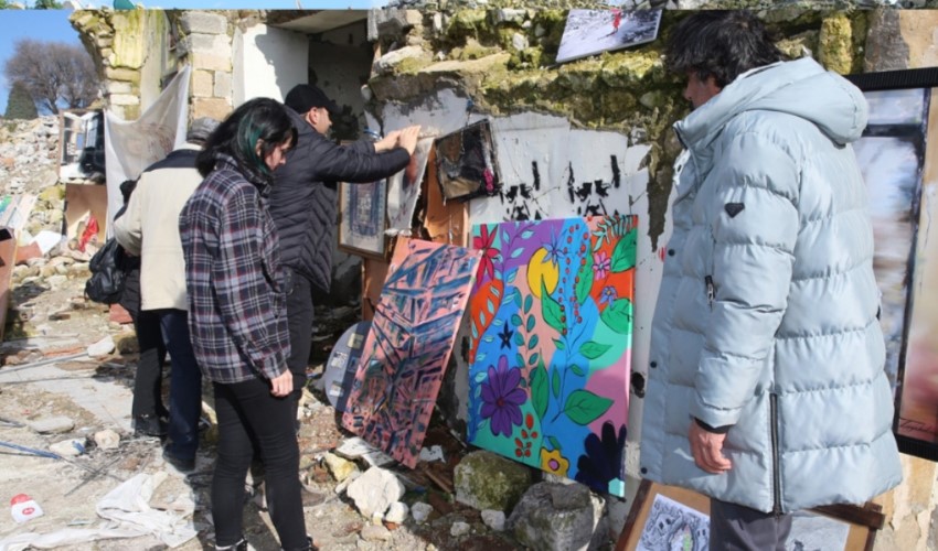 Hatay'da sanatçılar yıkıntıların arasında eserlerini sergiledi