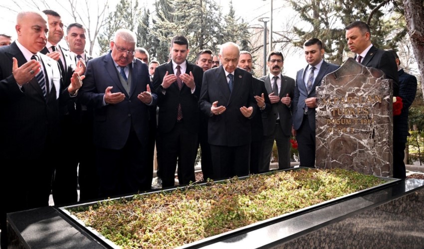 Bahçeli visita la tomba di Türkeş nel 55° anniversario della fondazione dell'MHP