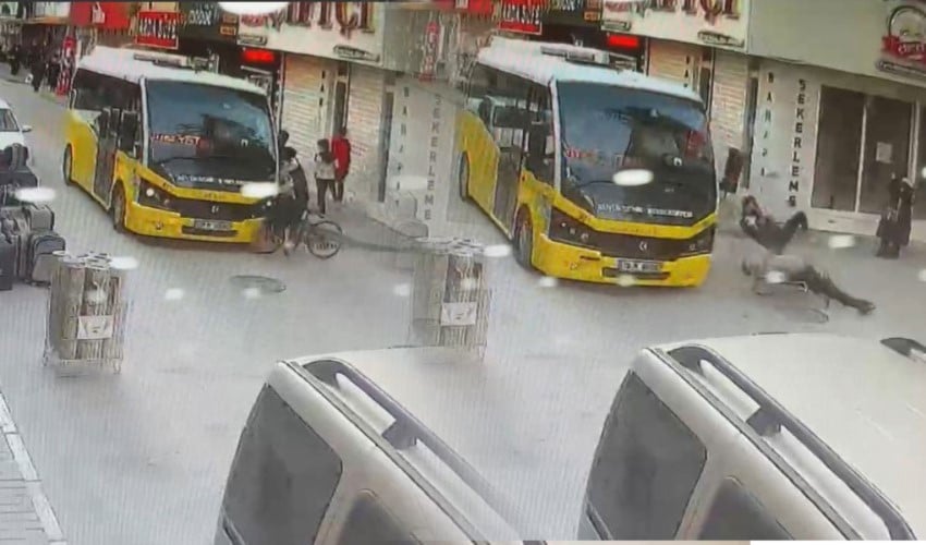 Bursa'da meydana gelen kazada, minibüsün bisiklete çarpma anı kamerada