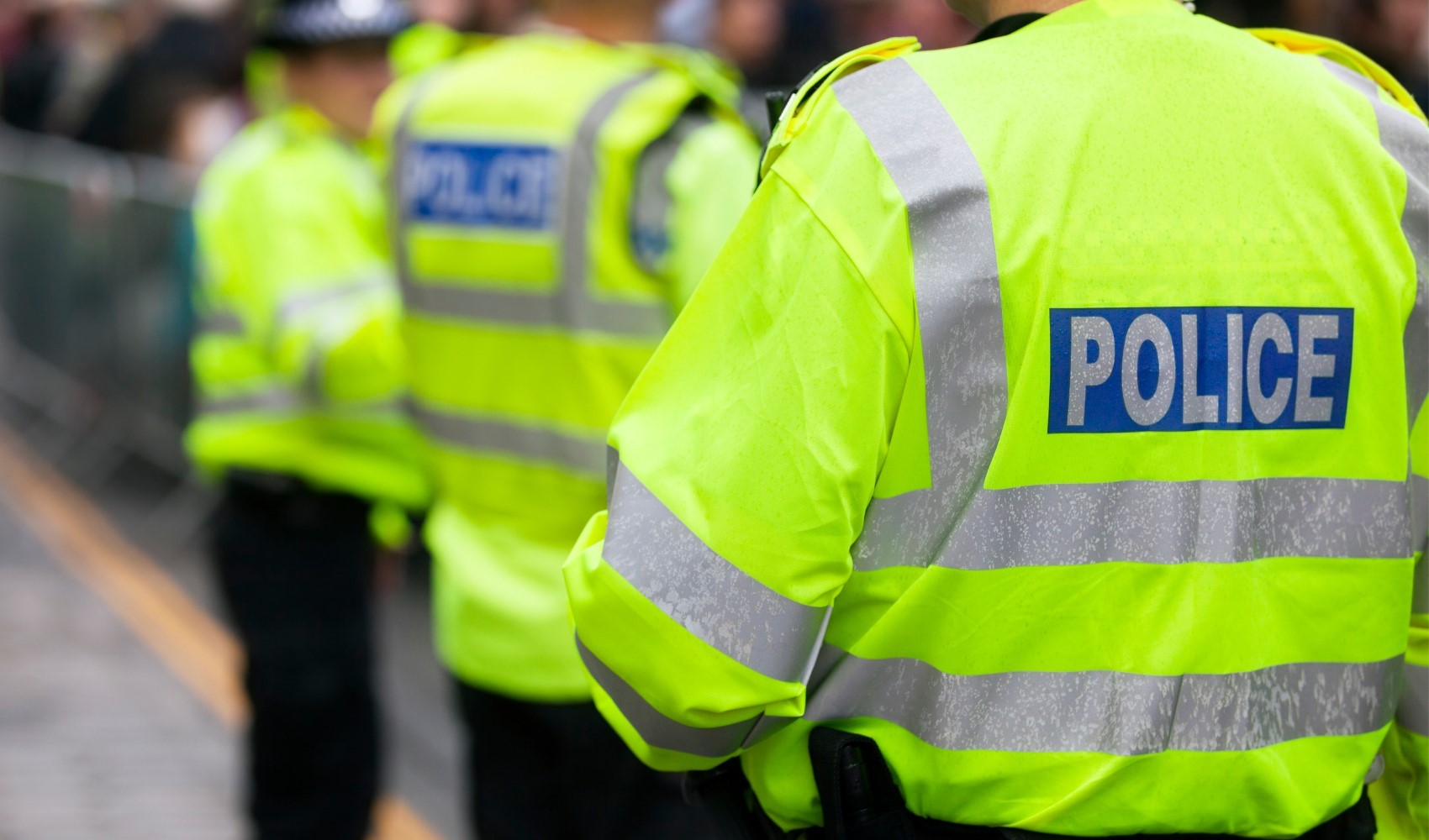 Irkçı ve cinsiyetçi İngiliz polis cezasız kalmadı