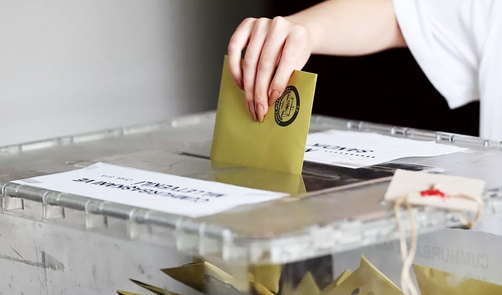 İktidara yakın anketçi seçim yarışındaki son durumu açıkladı! 'İki kentte oylar kafa kafaya'