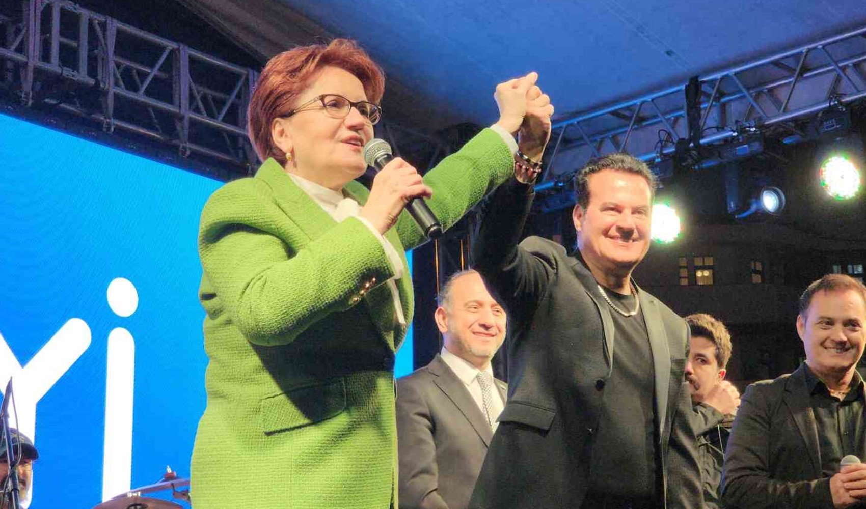 Ünlü şarkıcılardan İYİ Parti adayı Hakan Peker'e destek: Konsere Meral Akşener de katıldı