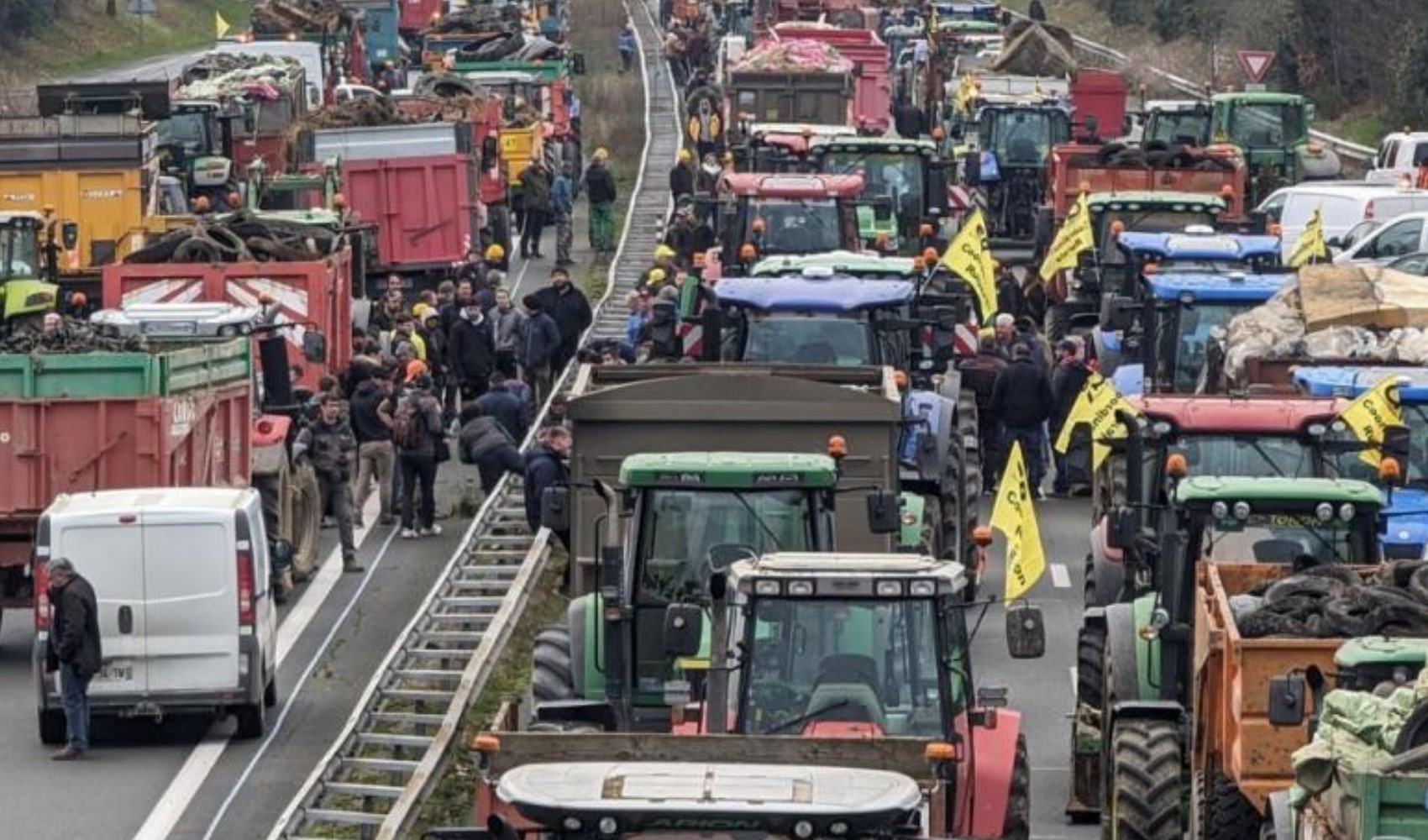 Fransa'nın Bordeaux şehrinde çiftçiler tarım politikalarını protesto etti