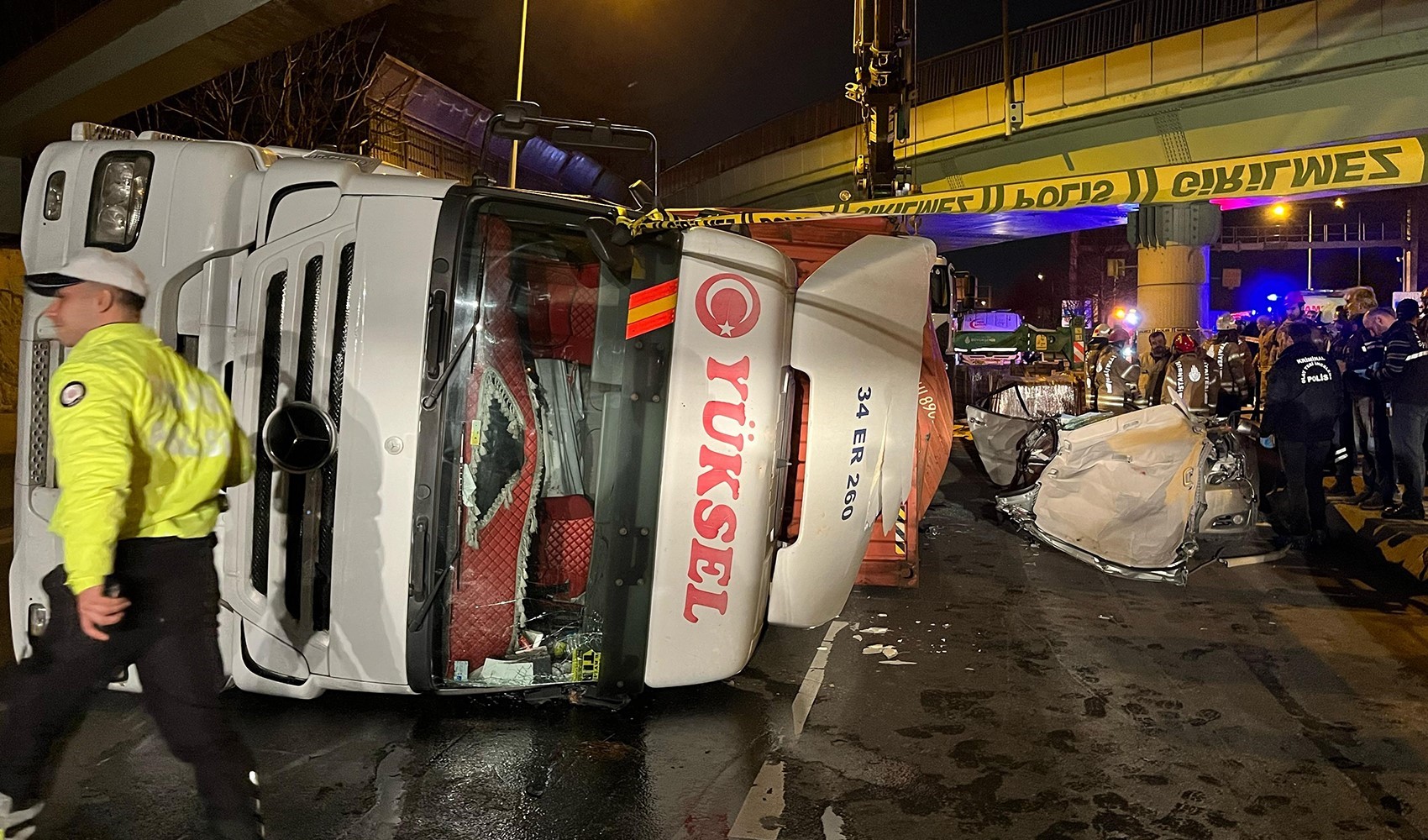 Bakırköy’de tır otomobilin üzerine devrildi: 4 ölü