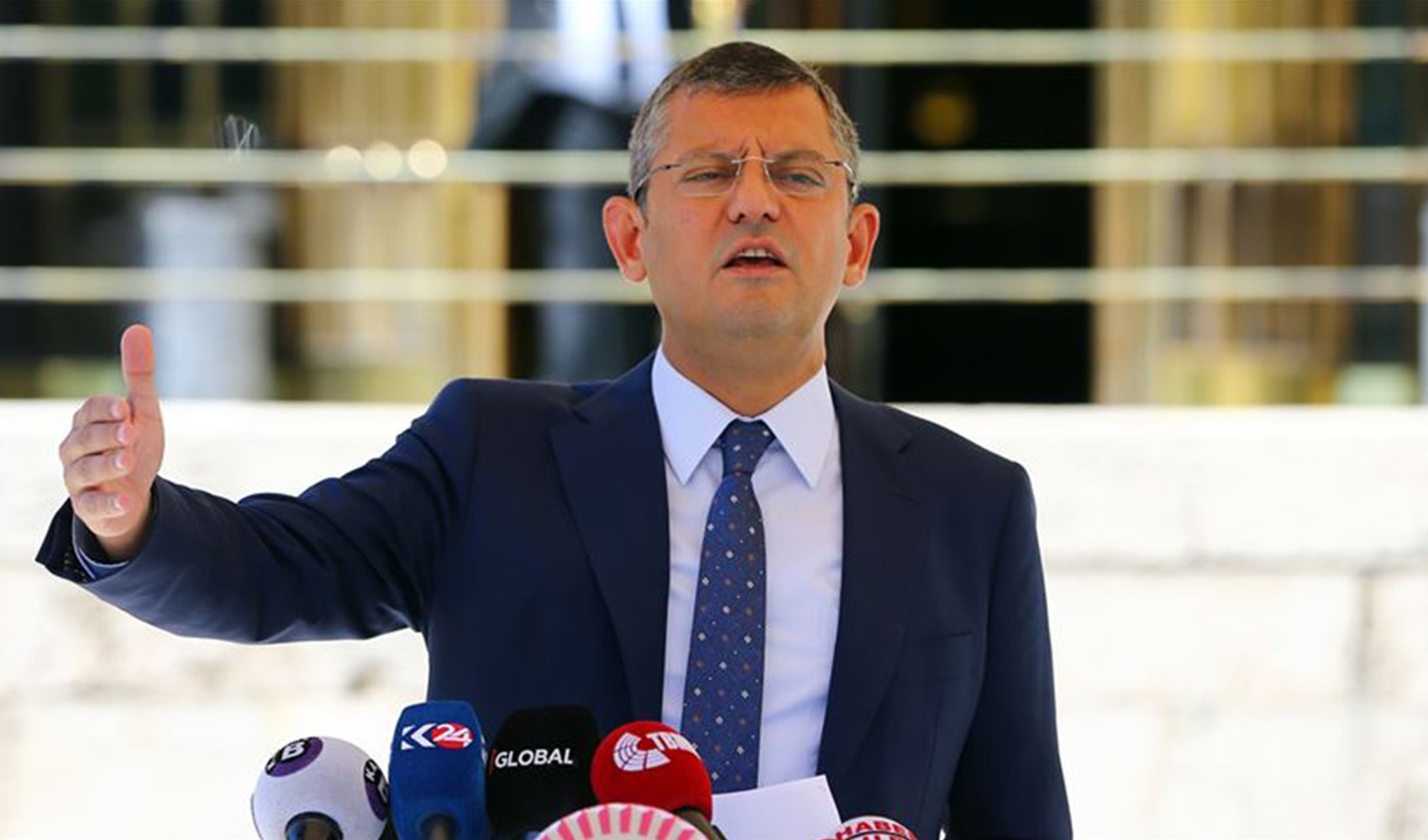 Özgür Özel'den MHP'li Belediye Başkanı'na: 'Kentin bütün arsalarını peşkeş çekenlersiniz'