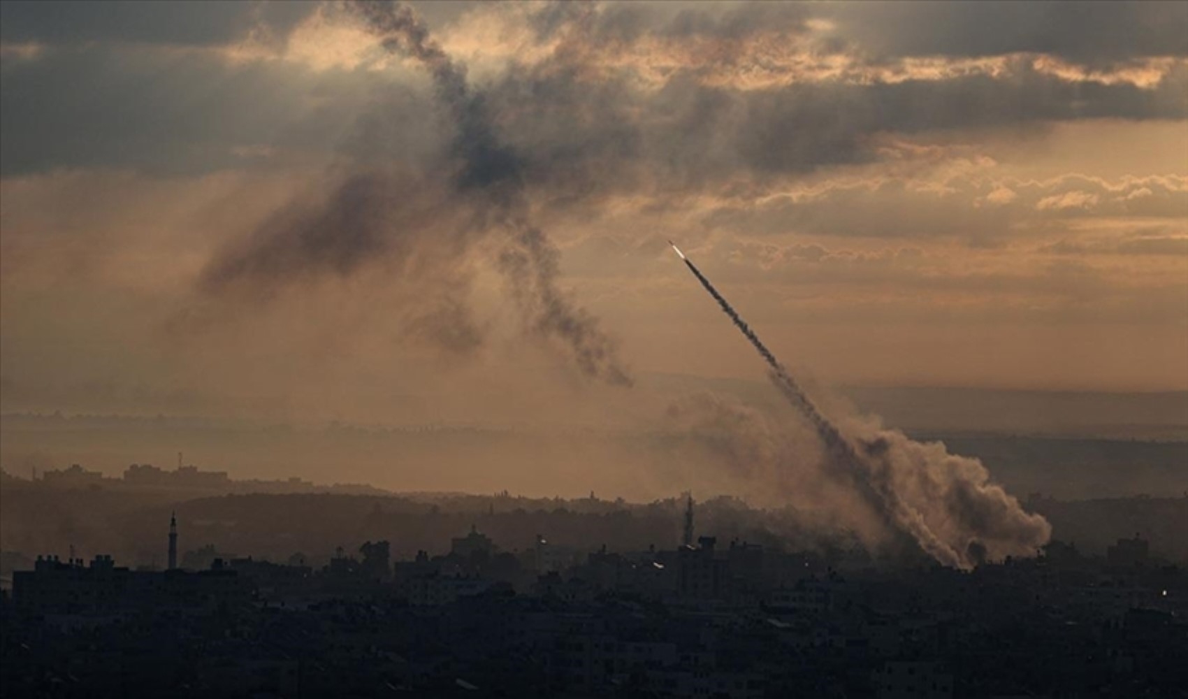 Hizbullah İsrail'i vurdu: 100 roket atıldı