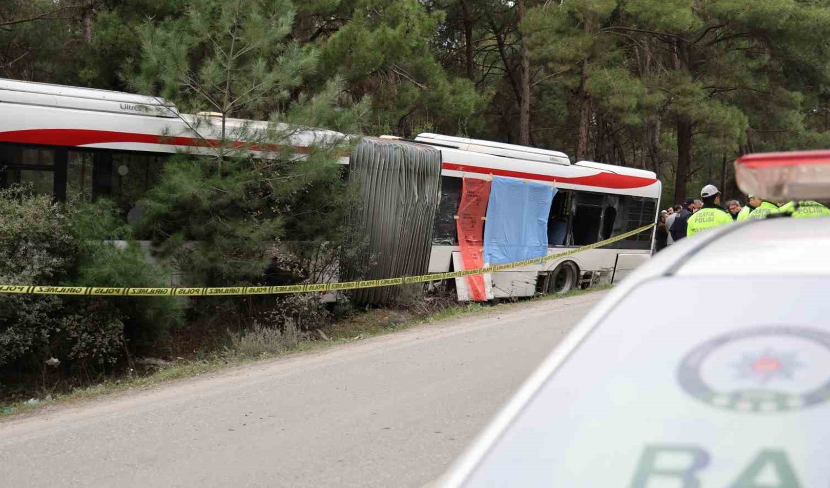 İzmir'de feci kaza: TIR, belediye otobüsüne çarptı! Ölü ve yaralılar var...