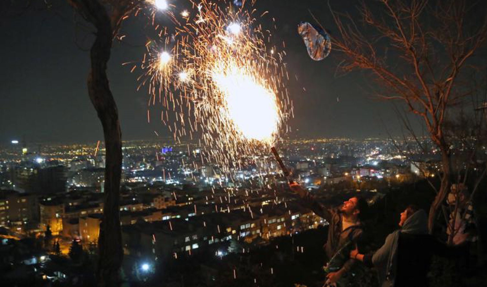 İran'daki kutlamalarda binlerce yaralı ve 14 ölü var