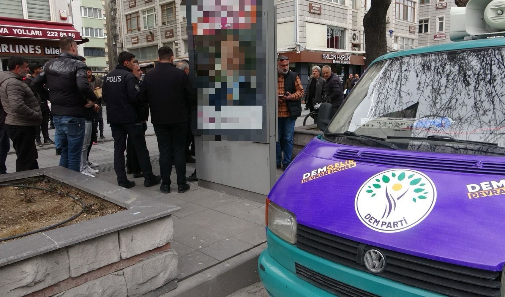 A Kayseri colpita da colpi d'arma da fuoco l'auto elettorale del DEM Parti