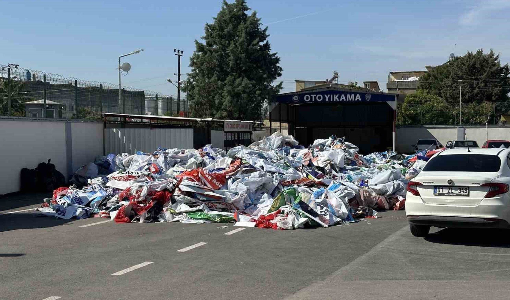 Adana’da siyasi parti afişleri toplatıldı: 'Kontrolden çıkmış durumda'