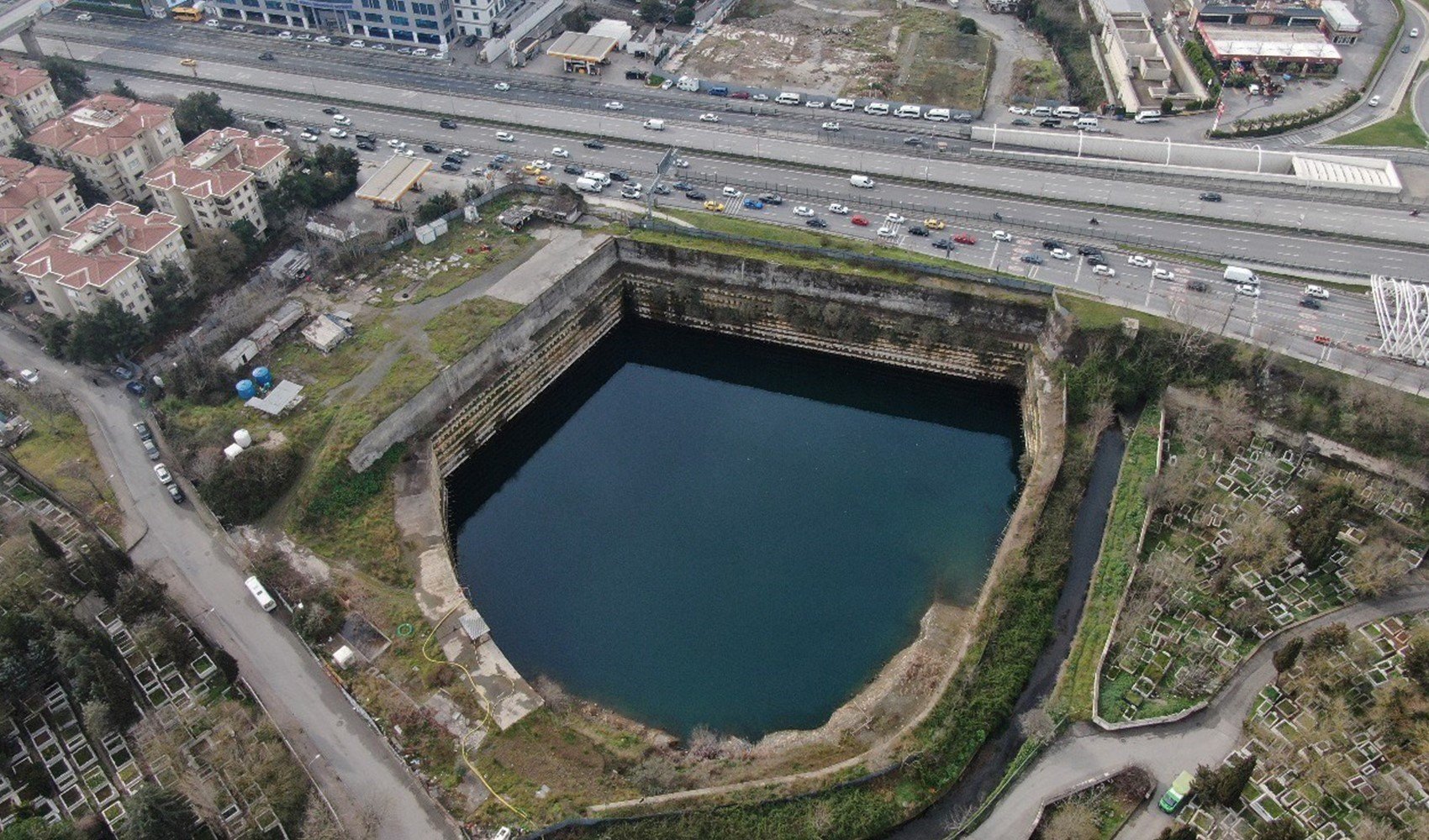 Kadıköy’de su dolan inşaat sahasını 'Google Maps' göl olarak gösteriyor