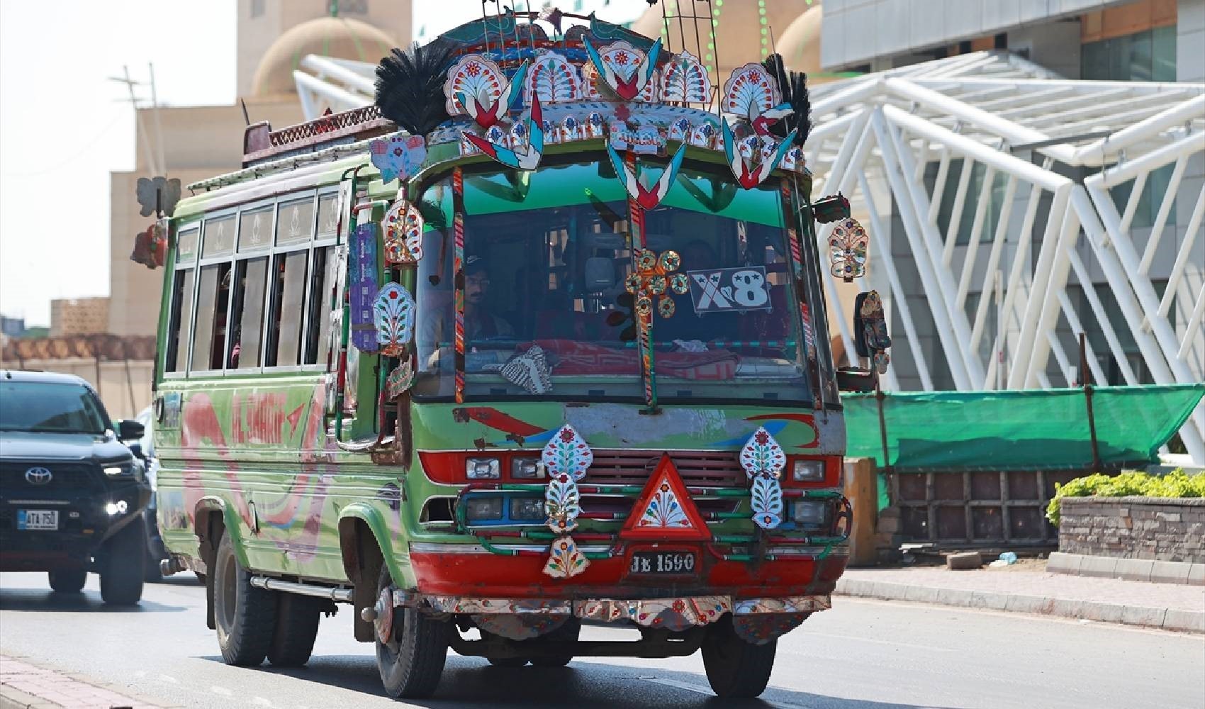 Pakistan'da otobüsler renkleriyle dikkat çekiyor