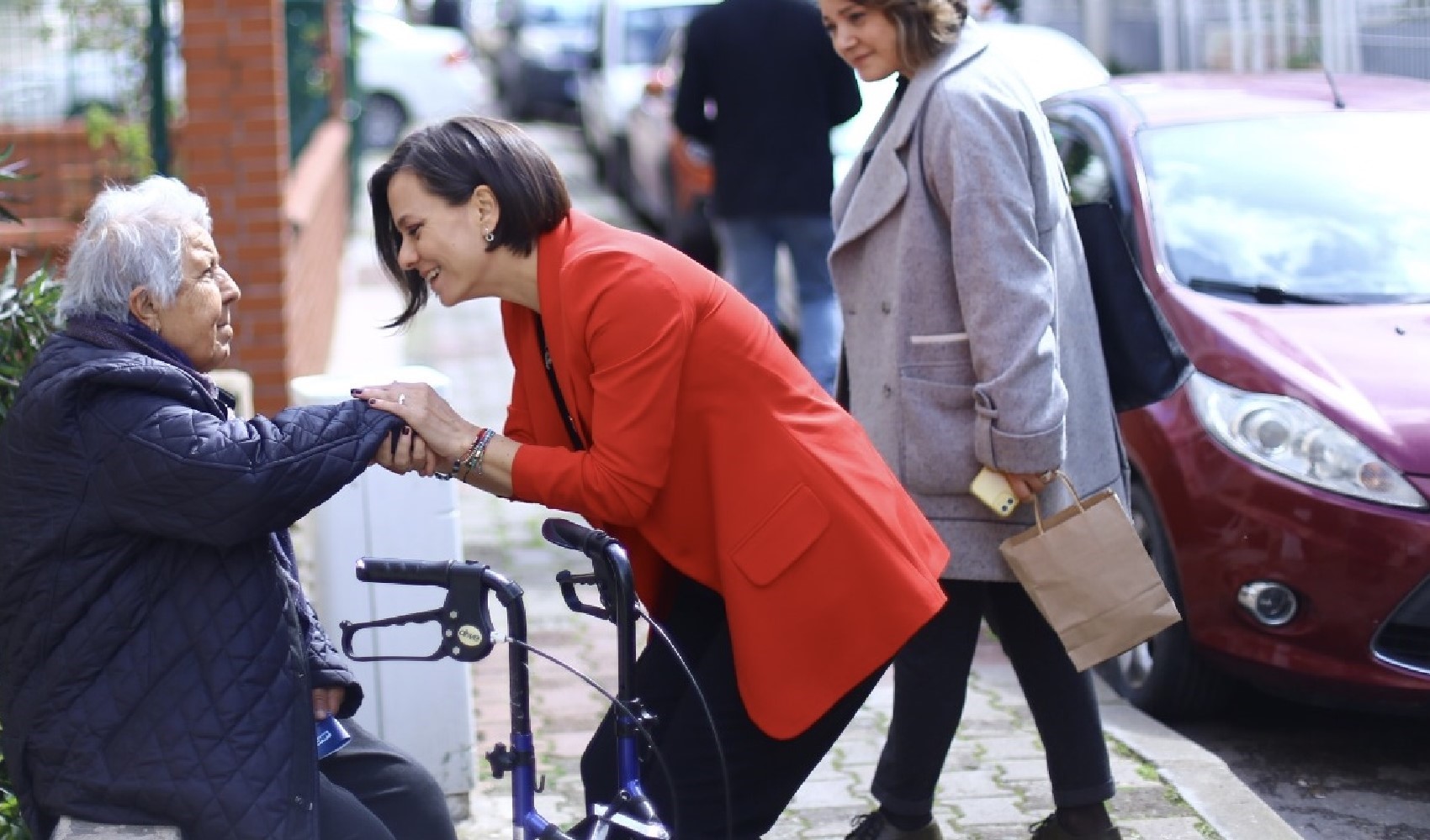 La candidata del Partito Repubblicano del Popolo (CHP) alla sindacatura di Karabağlar, Smirne, Helil Kınay: 'Se noi restiamo in silenzio, nessuno avrà più speranza'