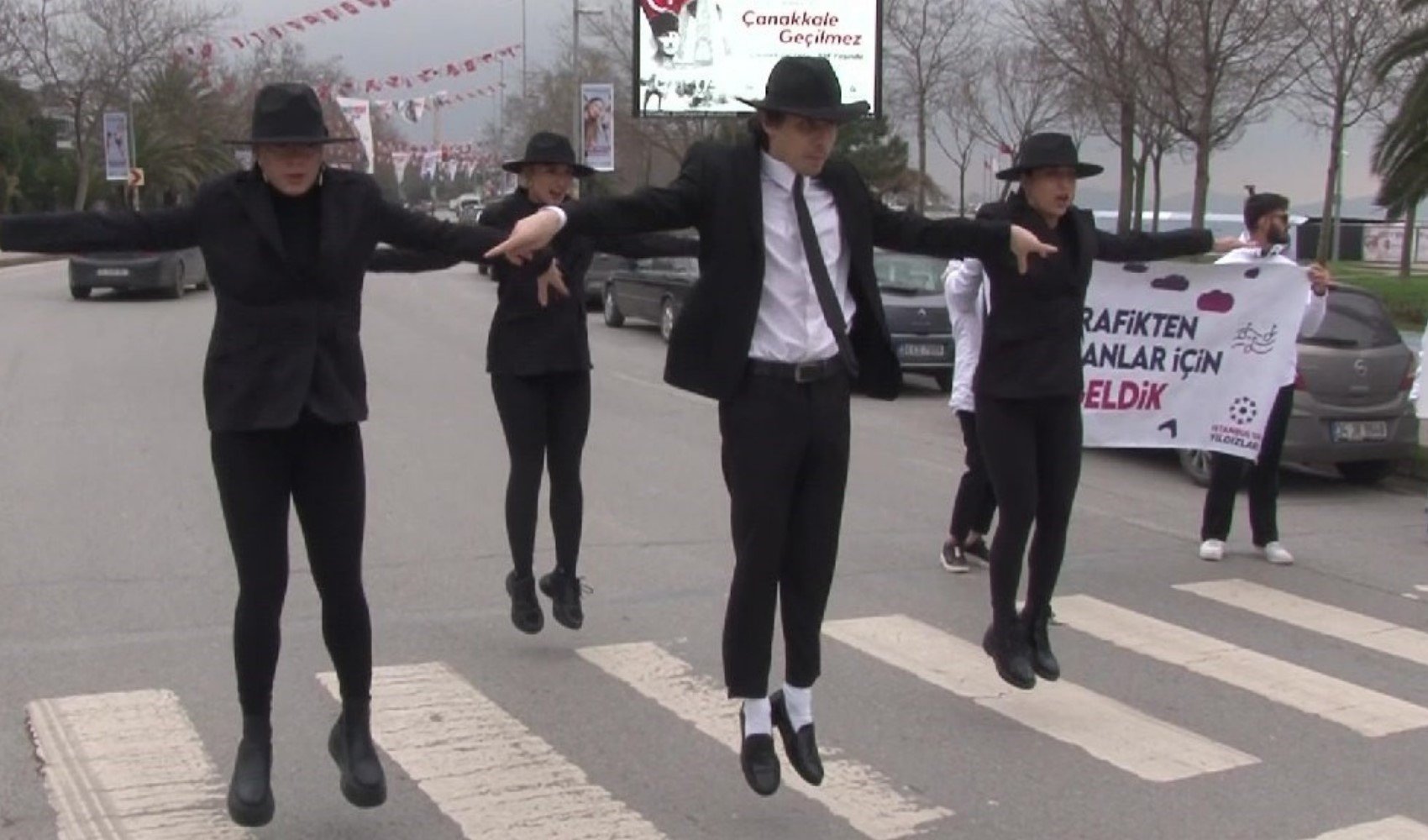 Kadıköy trafiğinde 'moonwalk' dansı yaptılar