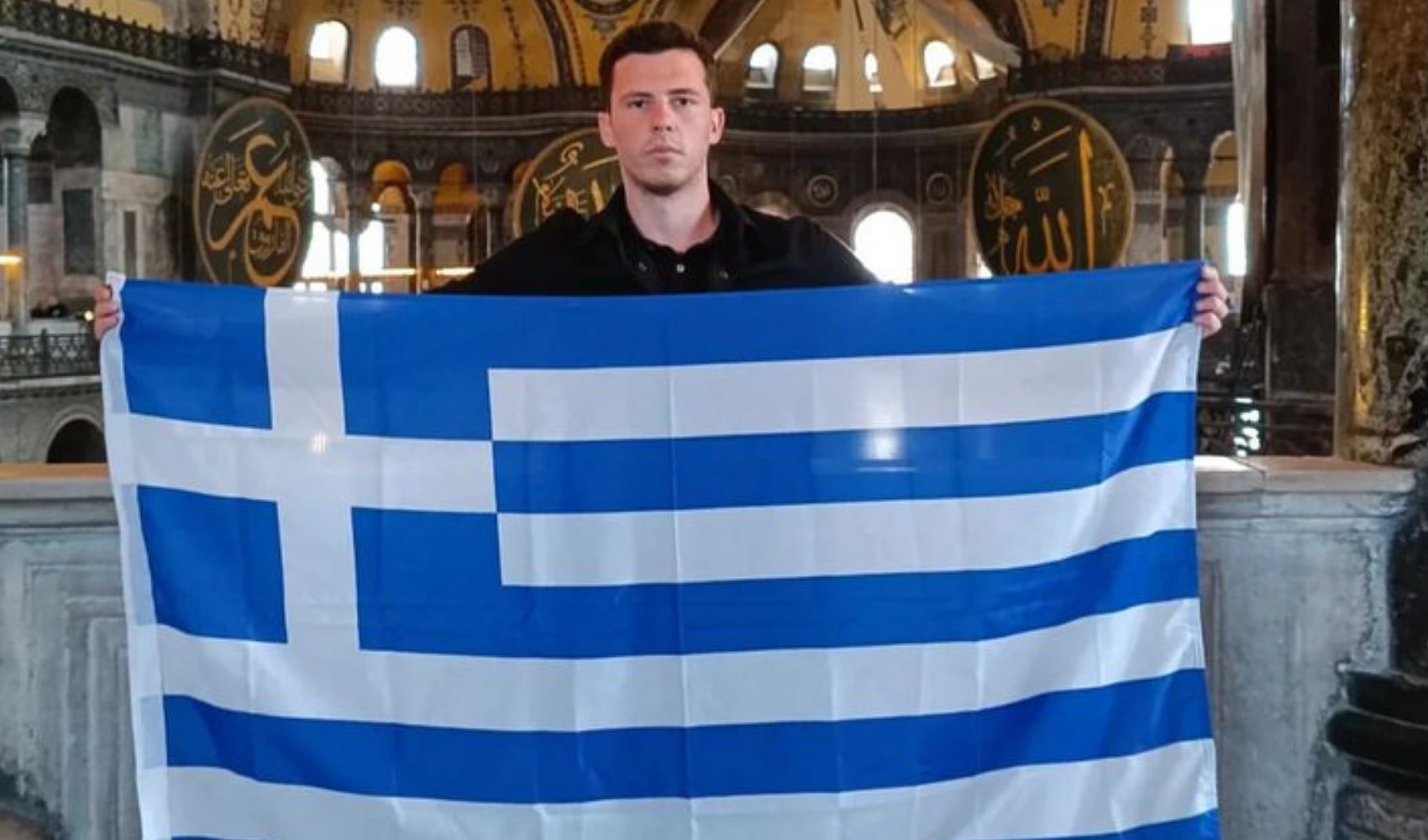 Yunan turist, Ayasofya'da Yunan bayrağıyla provokasyonda bulundu