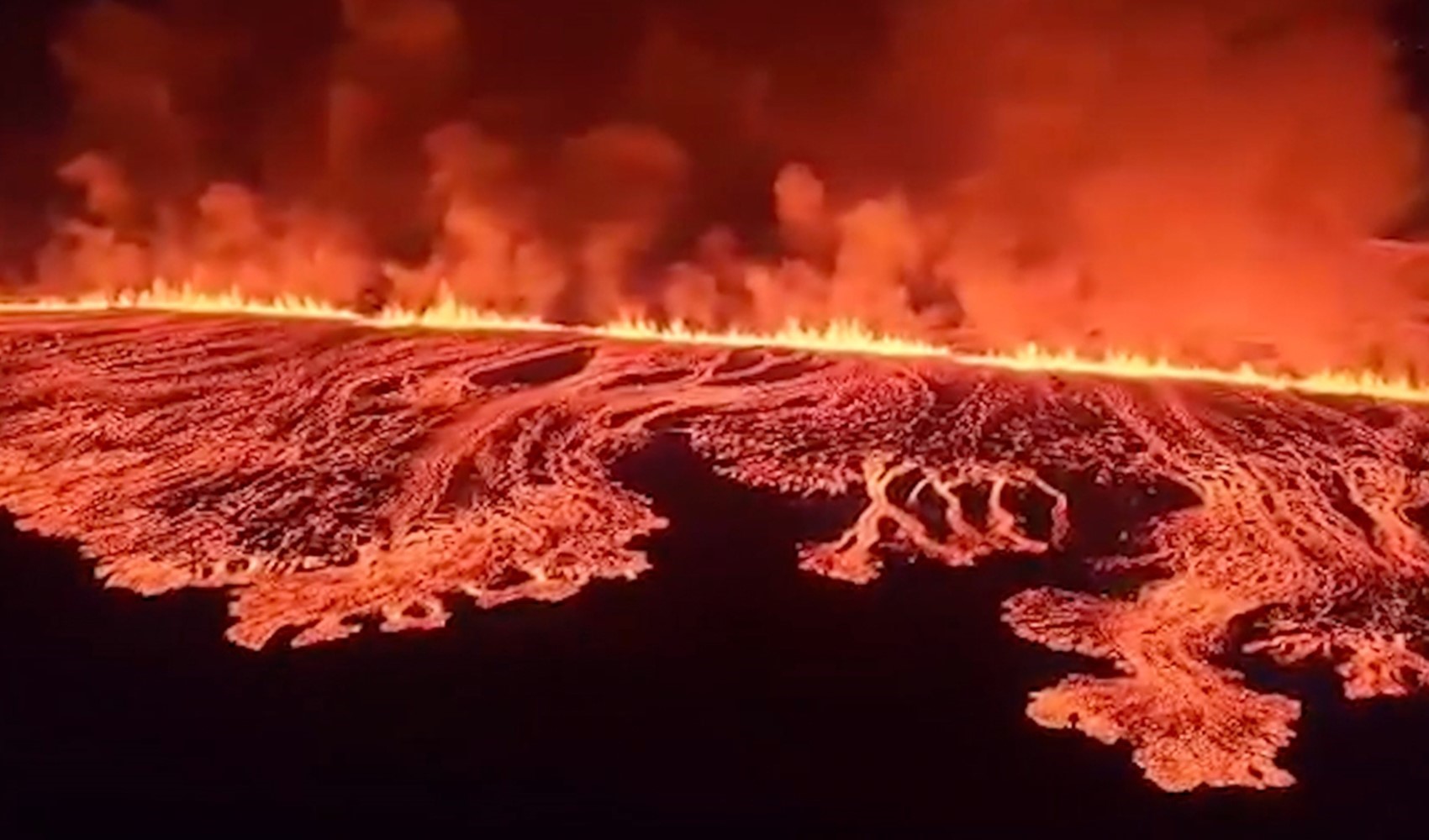 Dünya bu görüntüleri konuşuyor: İzlanda'da 3 ayda 4. yanardağ patlaması!