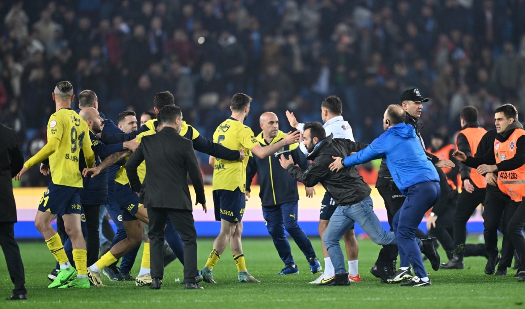 La delegazione del Fenerbahçe è ancora in attesa allo stadio: dirigenti in riunione!