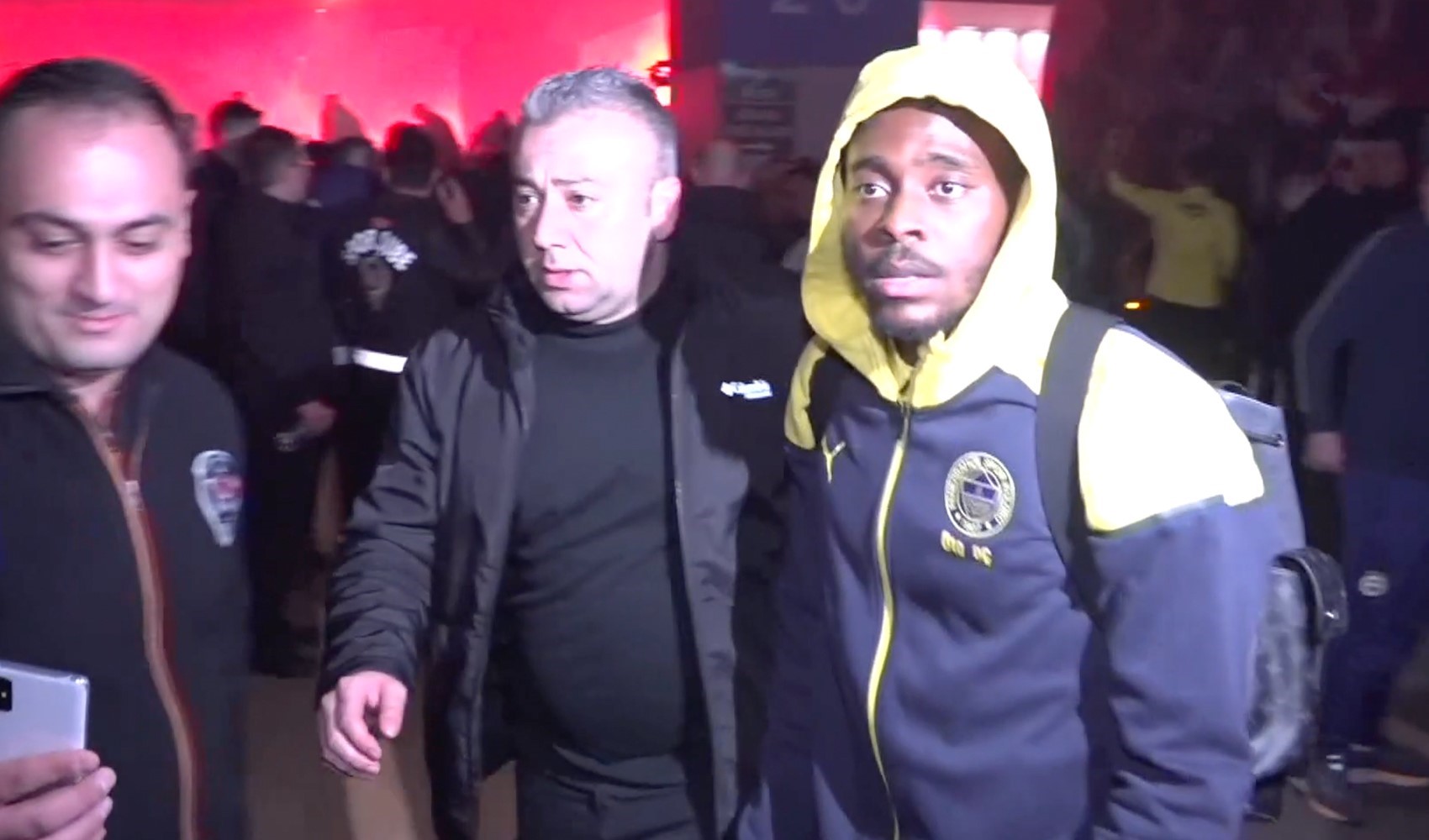 Il Fenerbahçe torna a Istanbul dopo la turbolenta partita contro il Trabzonspor! Accolto da circa 2mila tifosi