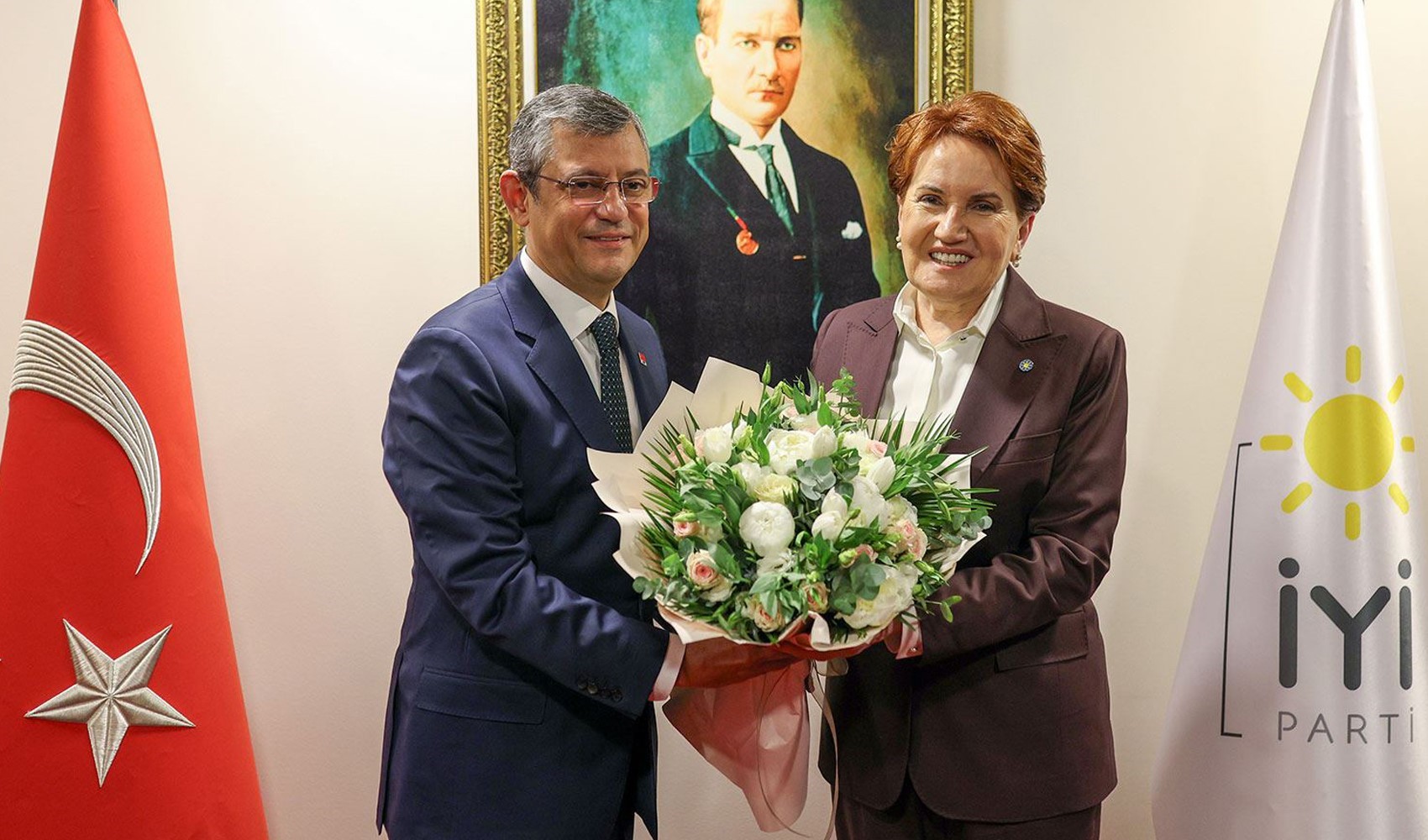 Özgür Özel parla ad Antalya: 'Ci siamo incontrati con la signora Meral nell'alleanza dei pensionati'