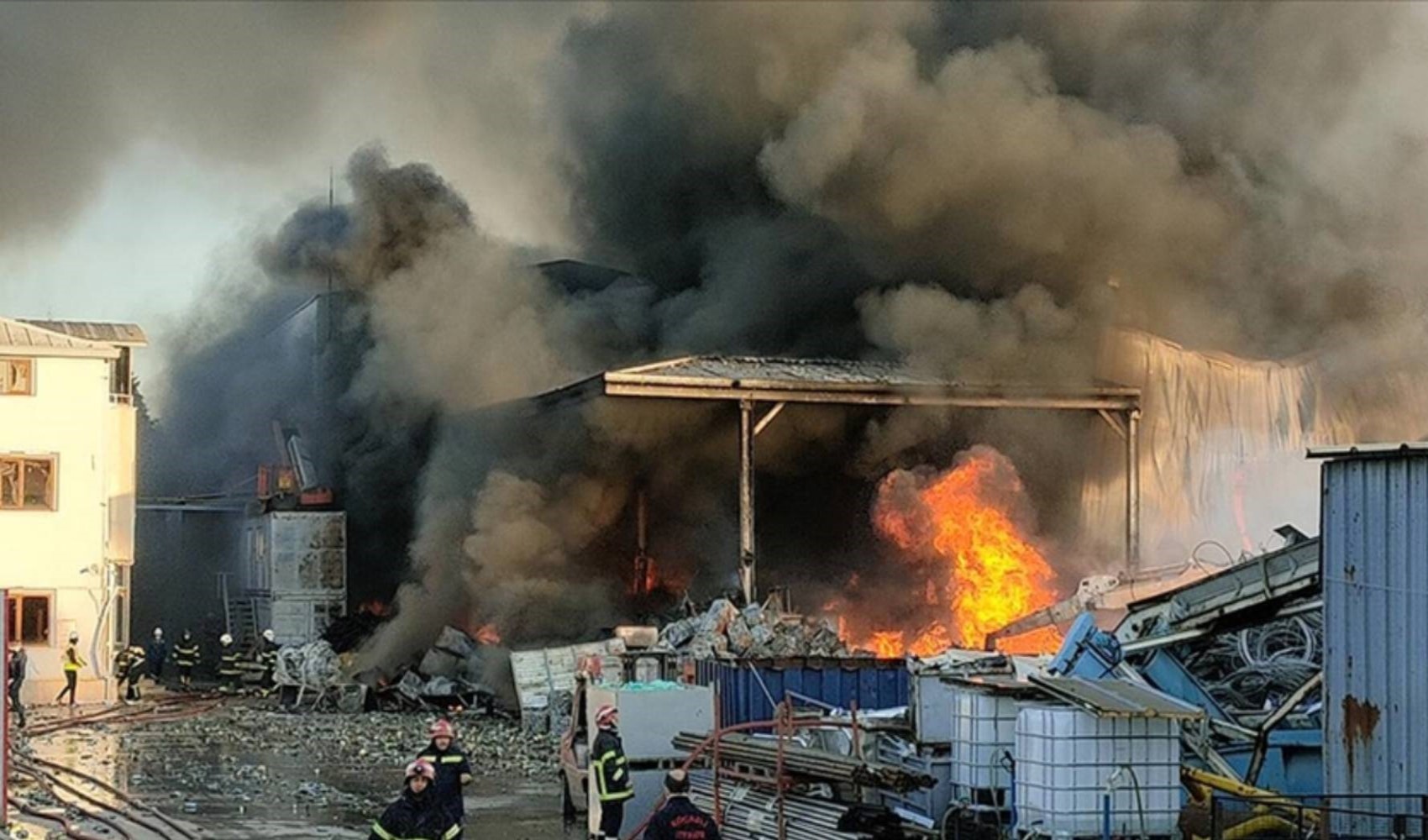 Kocaeli'de bir fabrikada sanayi tüpü patladı: Can kayıpları var