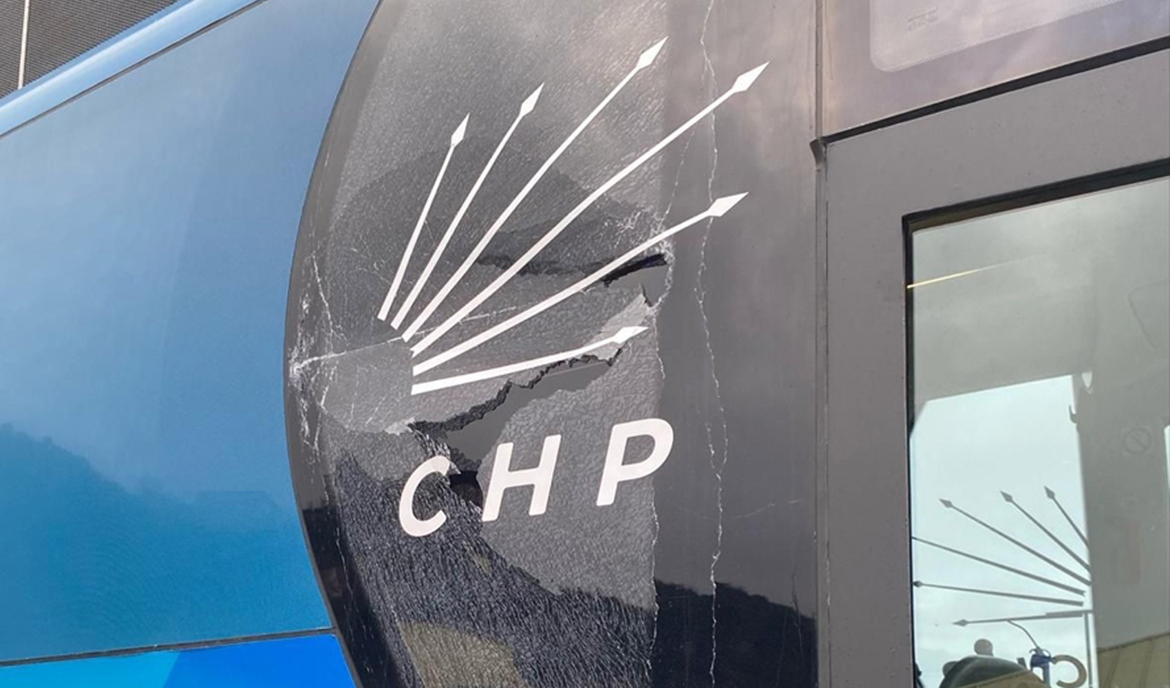 Trabzon Valiliğinden, CHP'nin miting otobüsüne taş atılmasına ilişkin açıklama