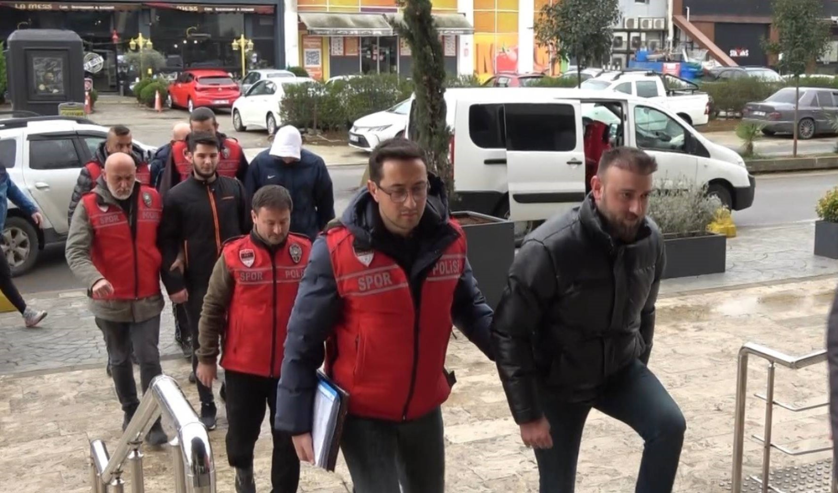 12 persone coinvolte negli incidenti durante la partita Trabzonspor-Fenerbahçe sono state trasferite in tribunale