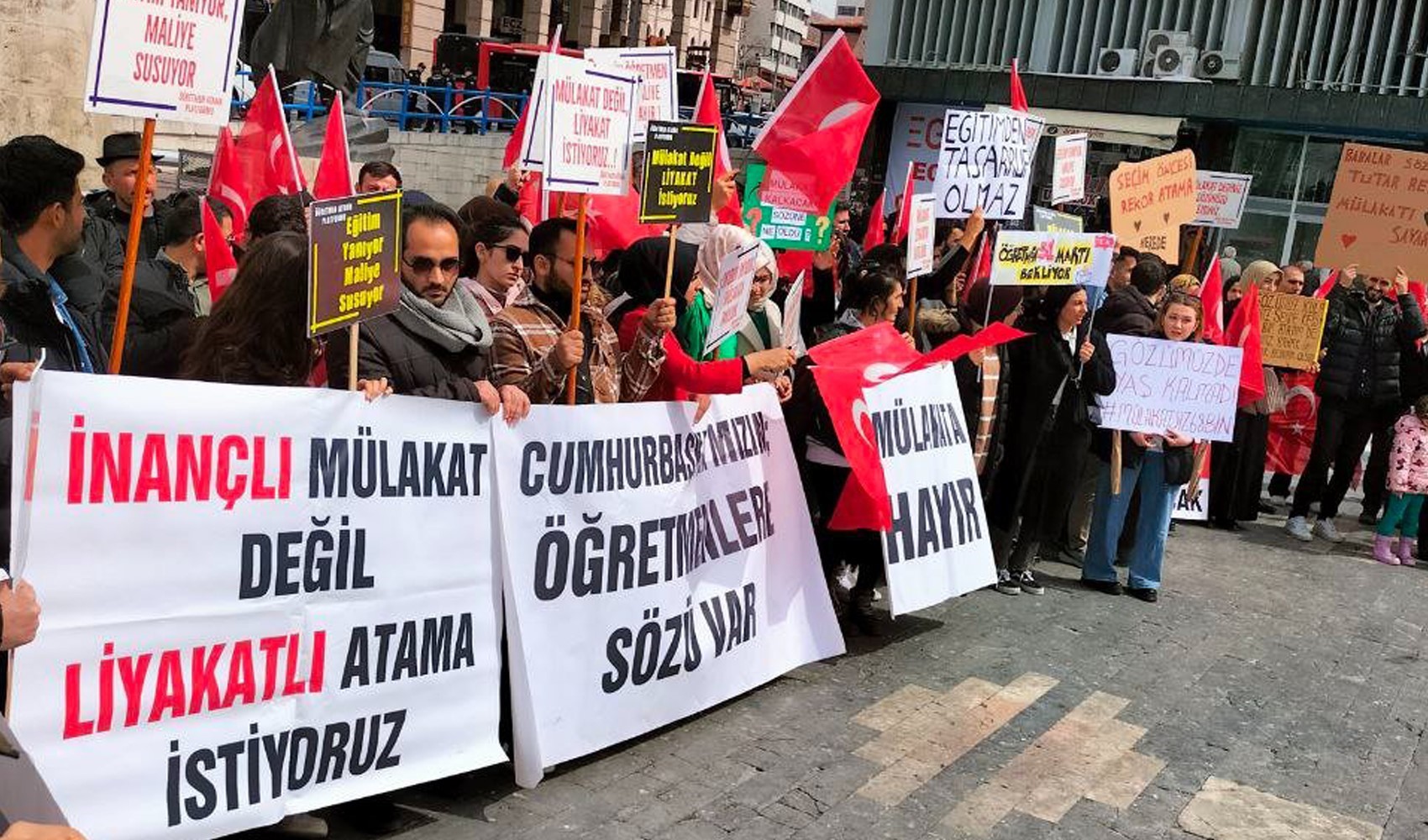 'Atanmayan öğretmenler' Ulus'ta: Sandıklı protesto yaptılar