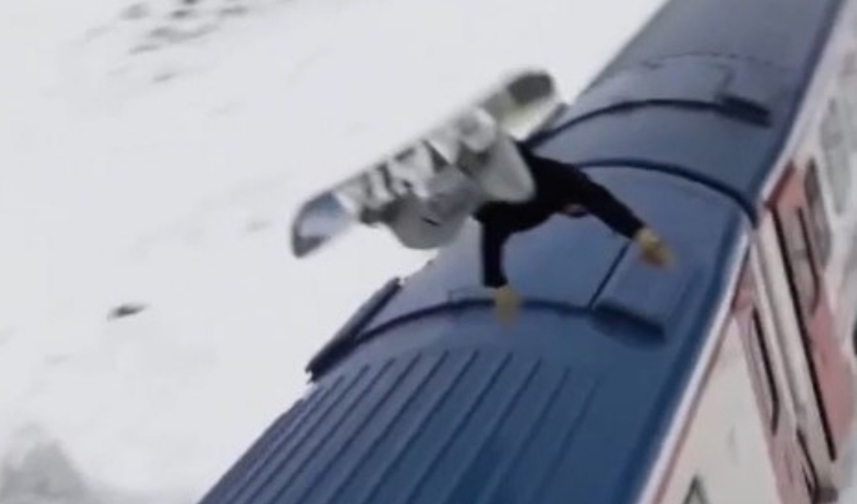 Turistik Doğu Ekspresi'ne dikkati çekmek için trenin üzerinden snowboard ile atladı