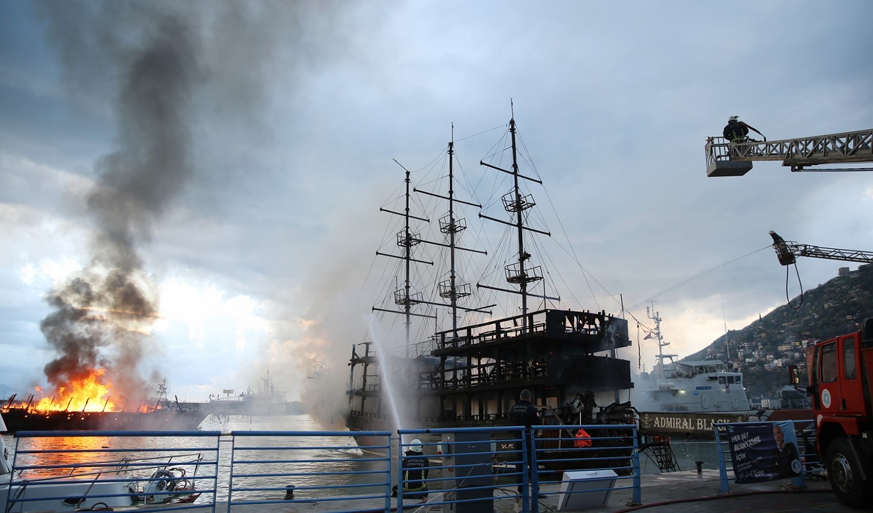 Antalya'da balıkçı barınağında yangın! 1 yaralı