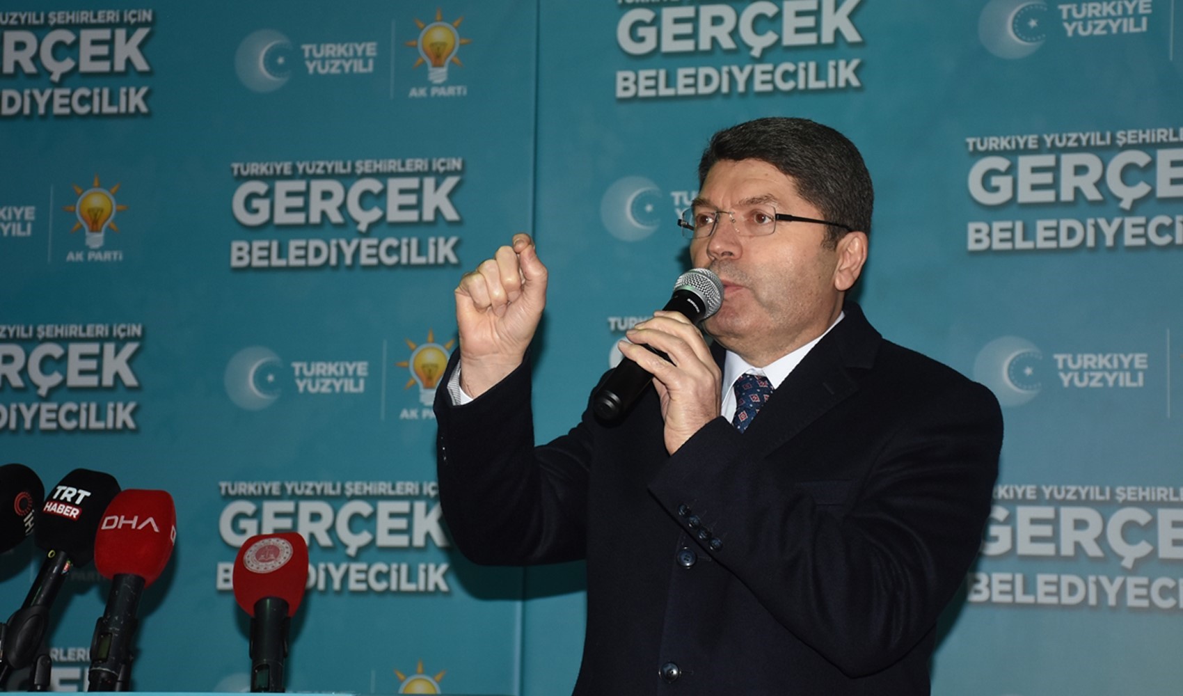 Divieti elettorali in vigore: il Ministro della Giustizia Tunç fa propaganda per l'AKP nonostante la legge