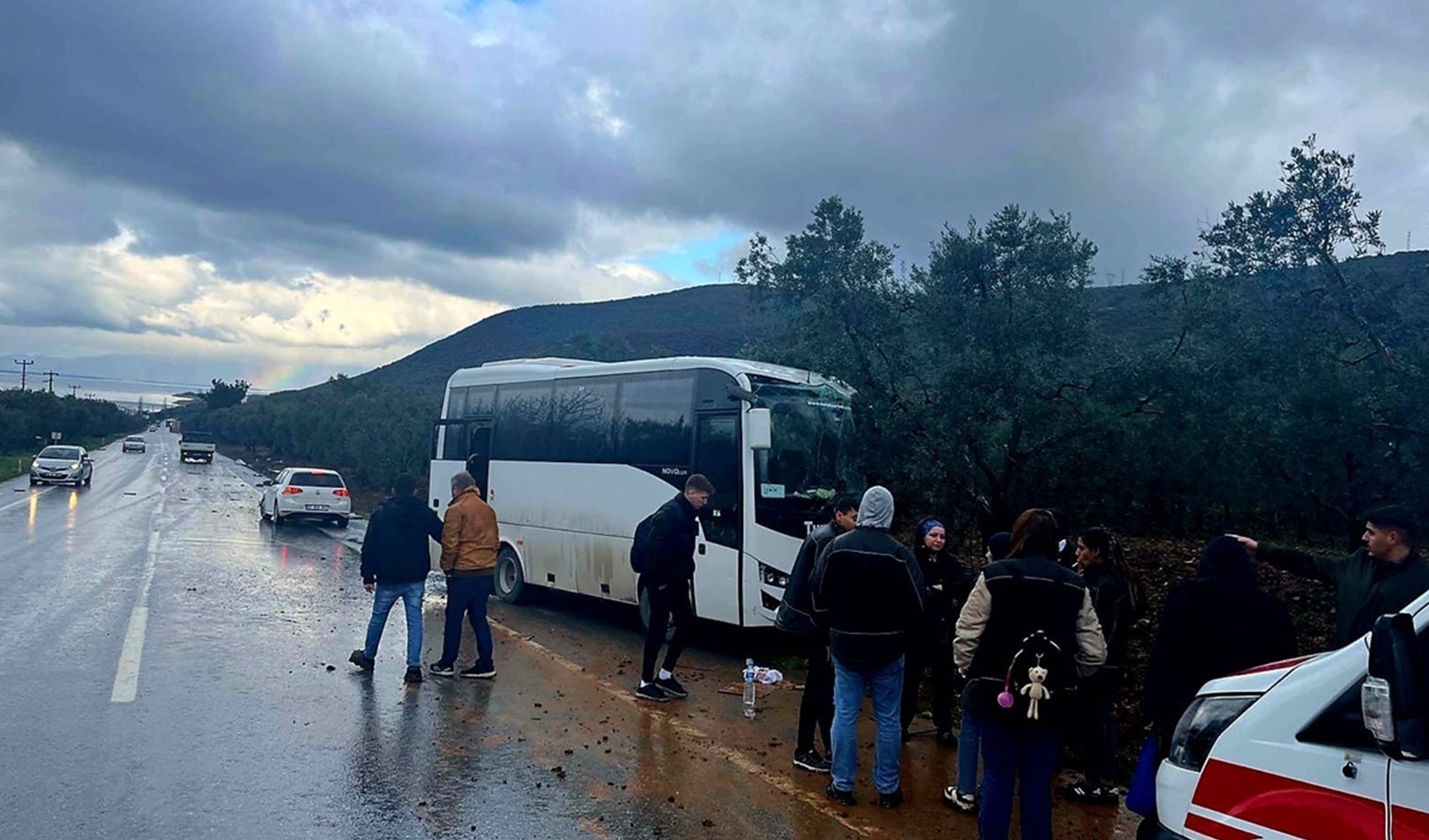 Otto persone ferite in uno scontro tra un autoarticolato e un minibus
