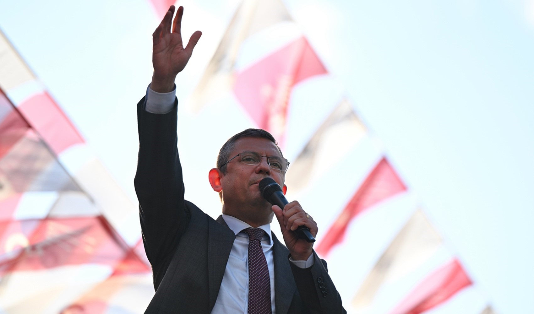 Özgür Özel si rivolge a Hamza Dağ a Smirne: 'Chiama subito Tayyip!'