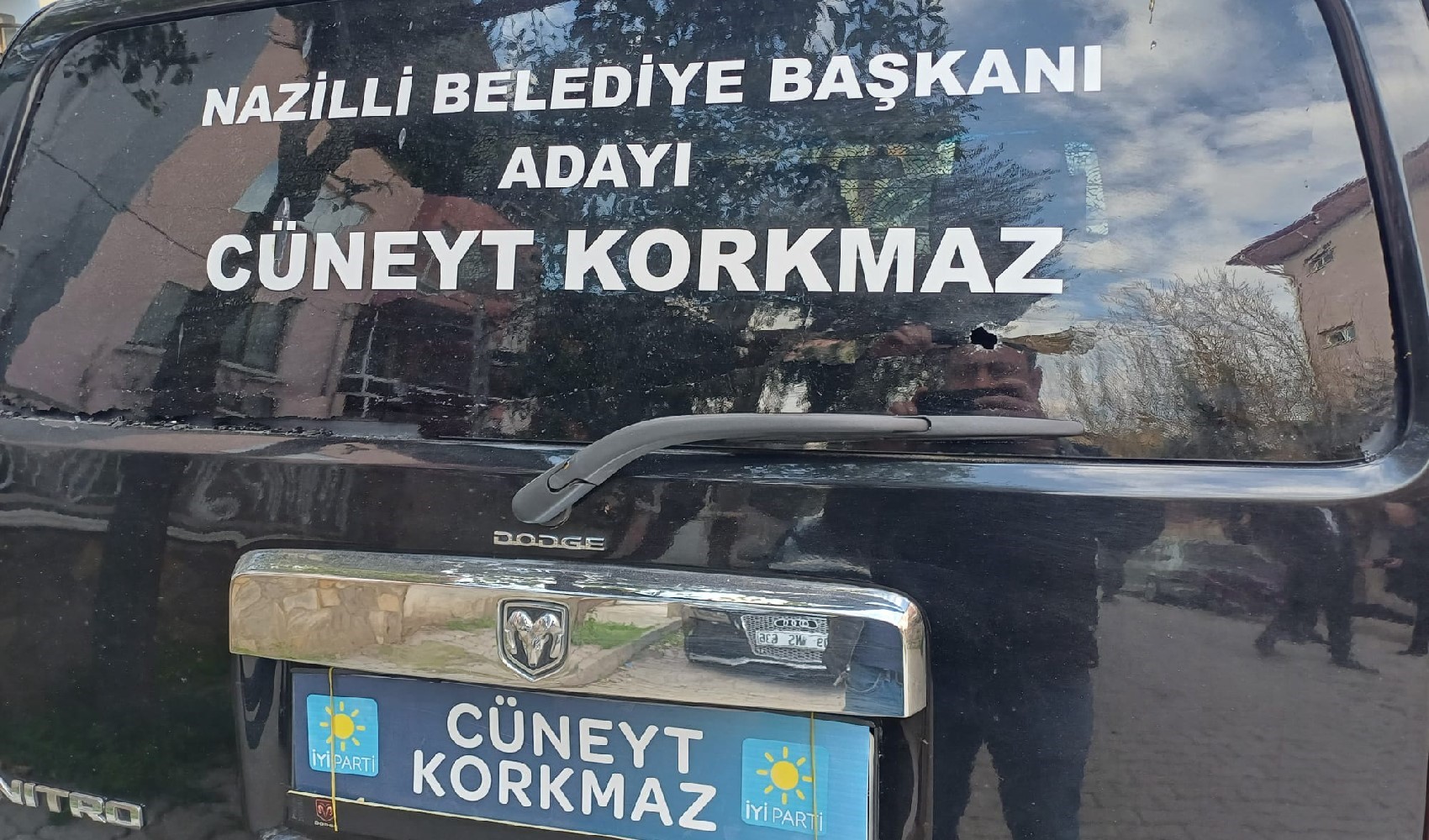 Attacco al candidato dell'İYİ Parti! Crivellata l'auto