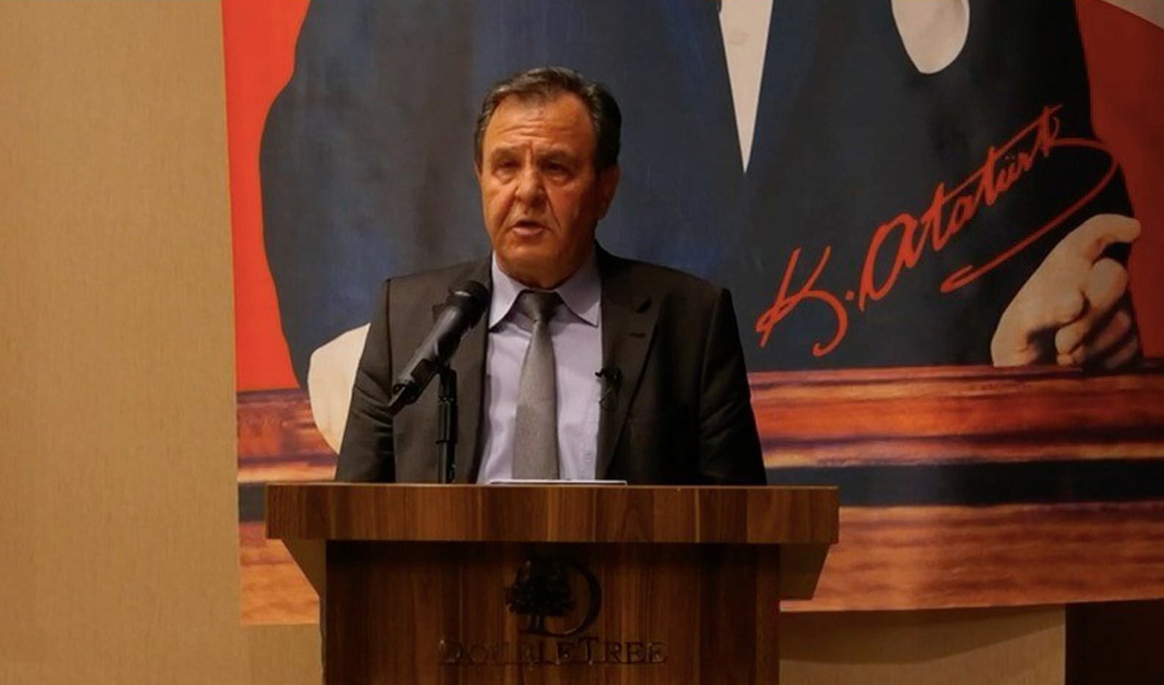 Un candidato si ritira dalla corsa a favore del sindaco della municipalità metropolitana di Antalya, Muhittin Böcek