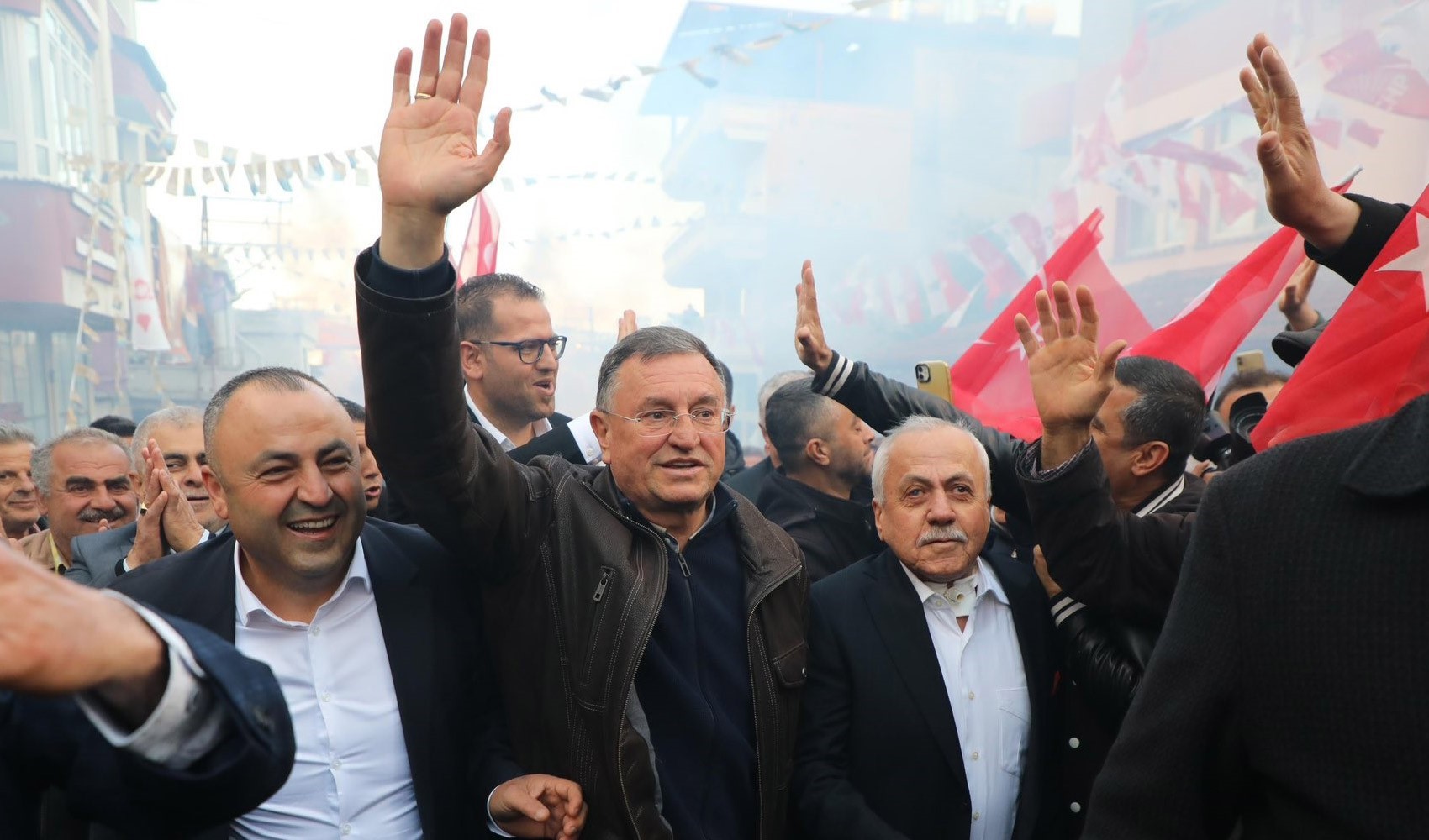 Lütfü Savaş promette aiuto all'aggressore che lo ha spinto dal palco