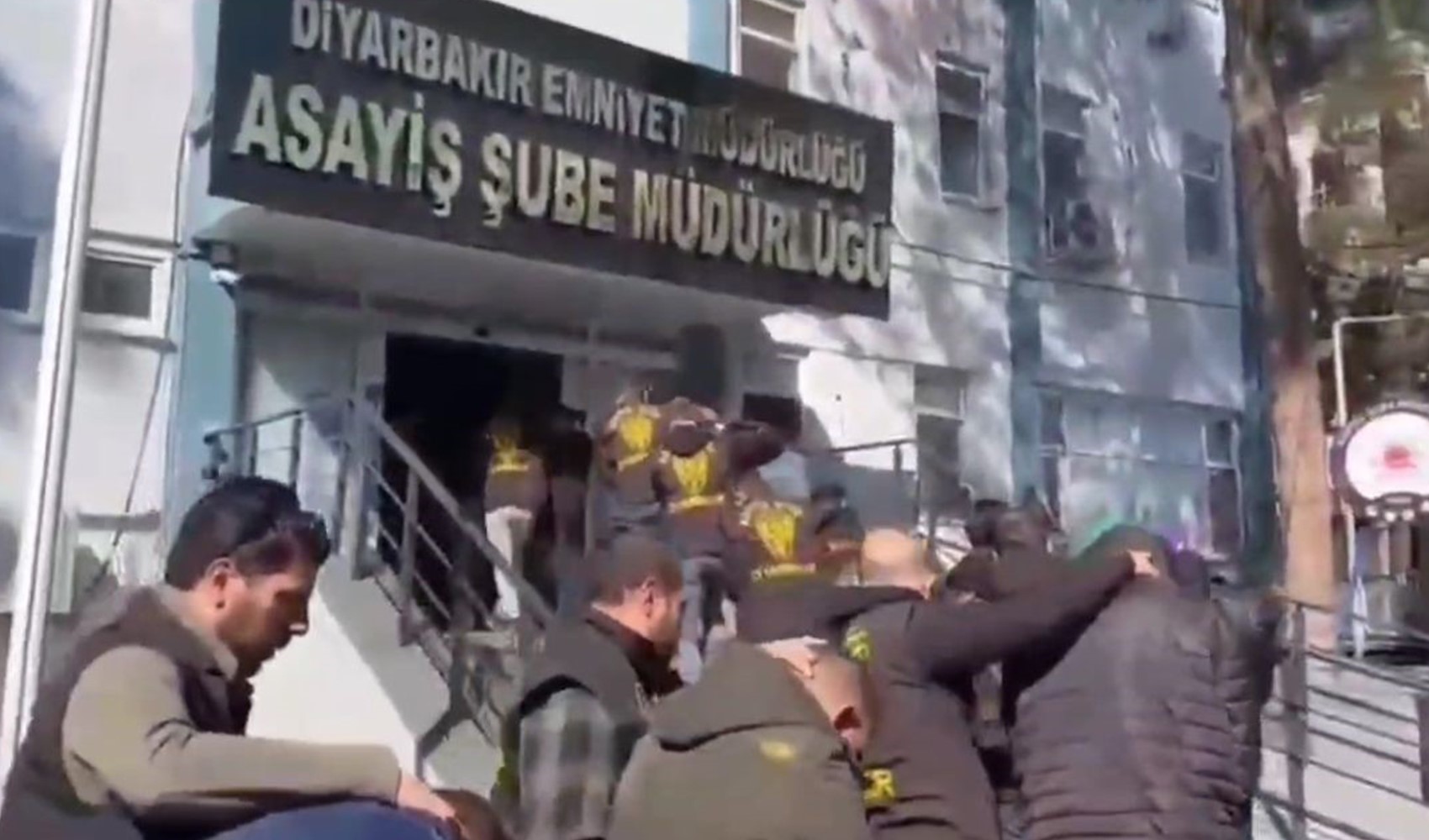 Diyarbakır ve İstanbul'da 'sazan sarmalı' operasyonu! Dolandırıcılık çetesi çökertildi