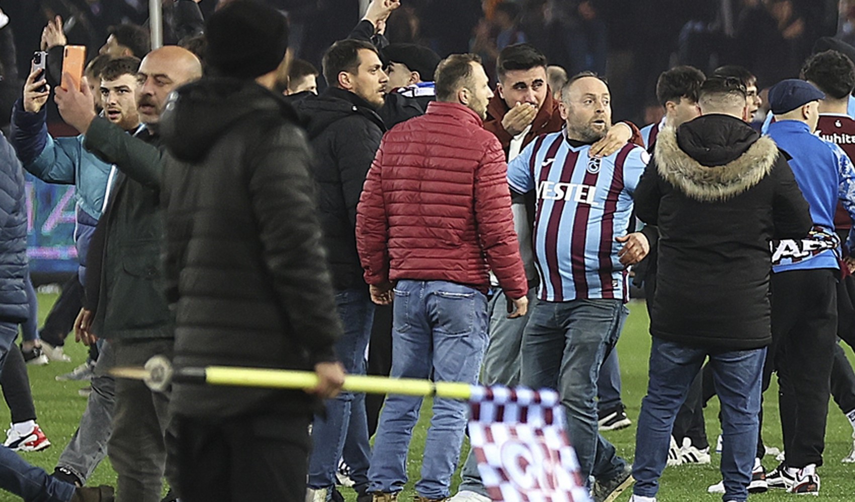 Fenerbahçe Trabzon'daki olaylı derbiyi FIFA'ya taşıyor: Kulüp şikayette bulunacak!
