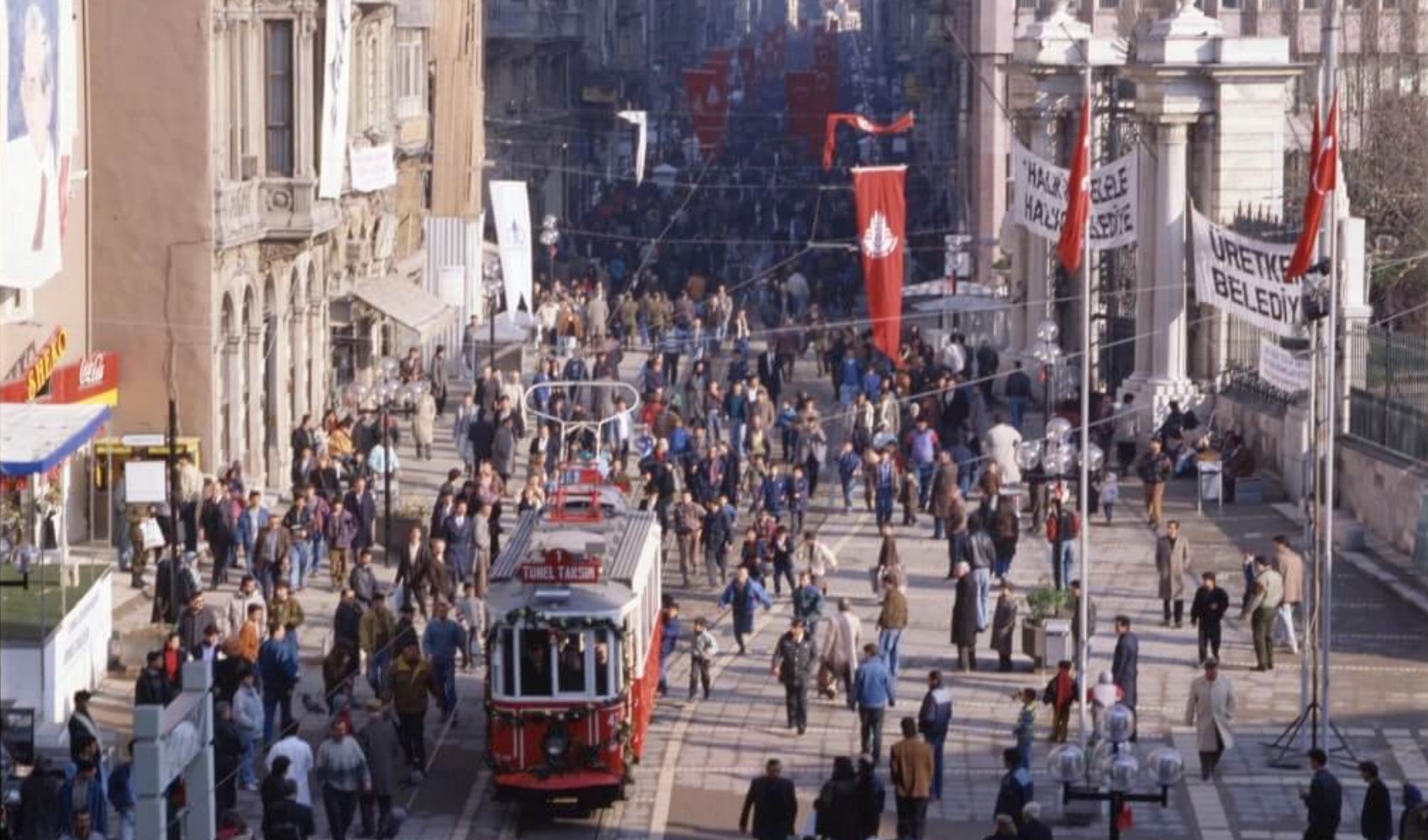 Condivise le immagini di Istiklal Caddesi girate nel 1996