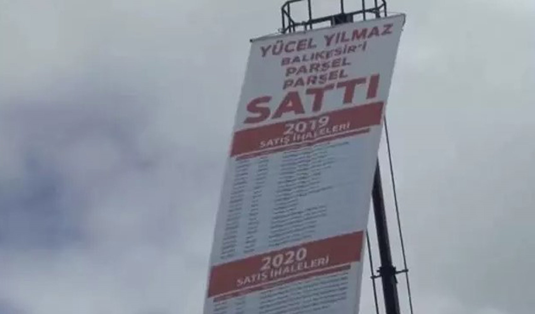 I membri del CHP hanno appeso uno striscione di 20 metri nella piazza della città